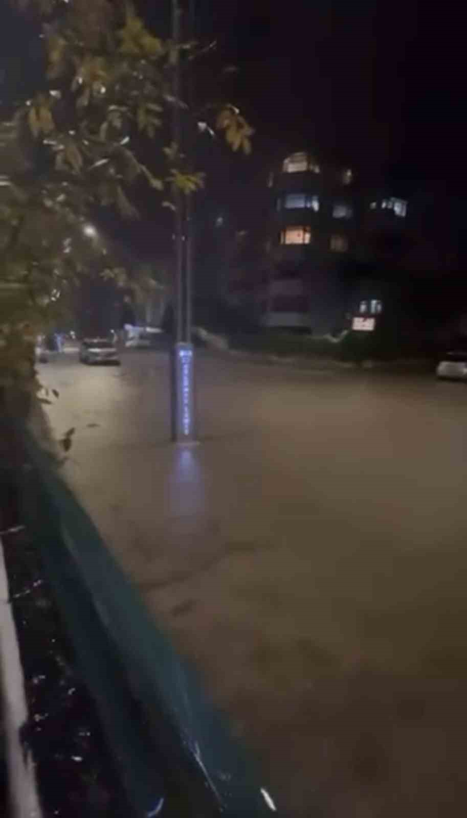 Kocaeli’de sağanak etkisini sürdürüyor: Cadde ve sokaklar göle döndü