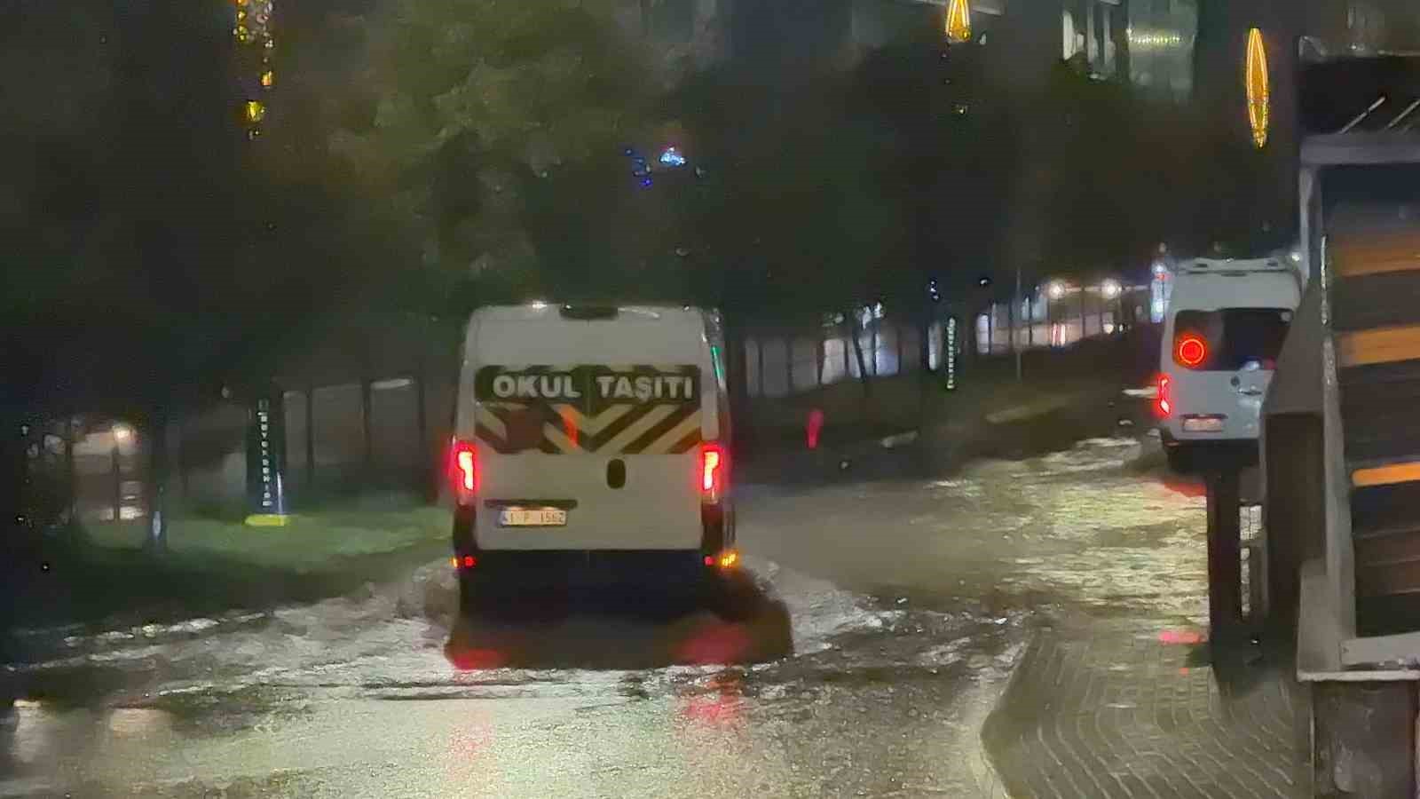 Gebze’de sokaklar dereye döndü, vatandaşlar mahsur kaldı