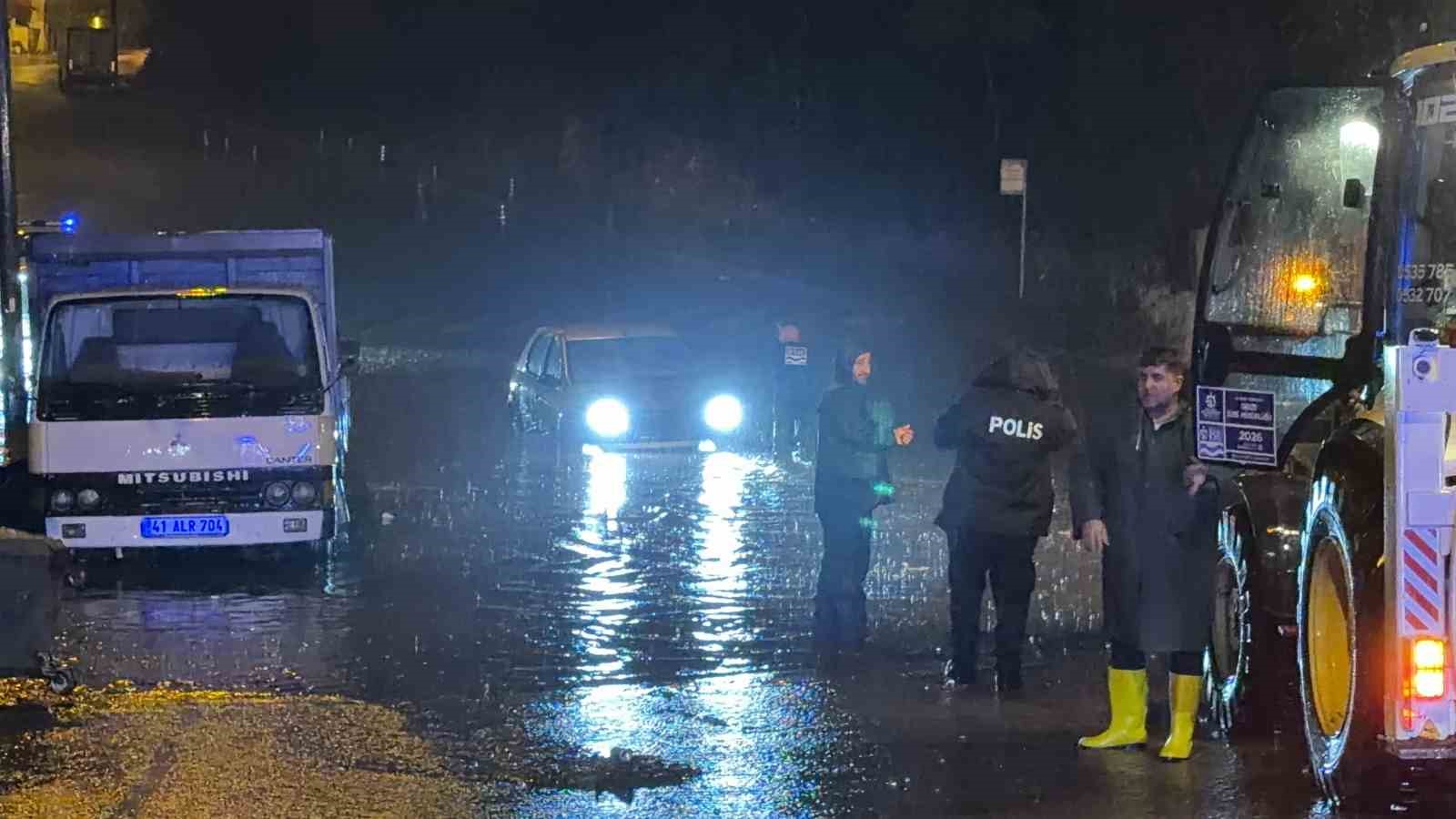 Gebze’de sokaklar dereye döndü, vatandaşlar mahsur kaldı