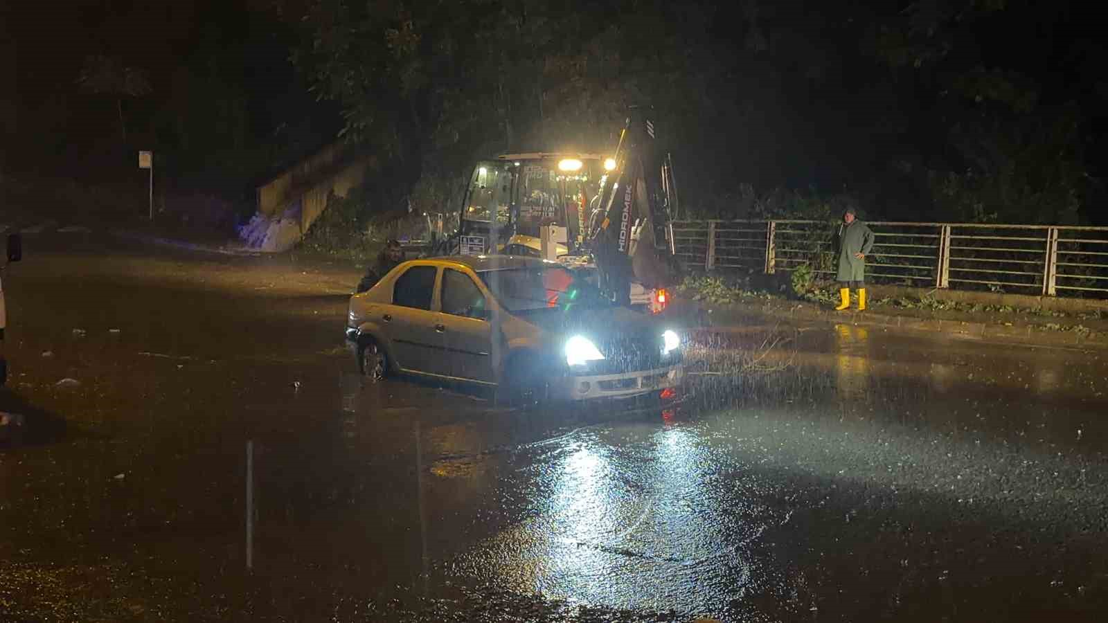 Gebze’de sokaklar dereye döndü, vatandaşlar mahsur kaldı