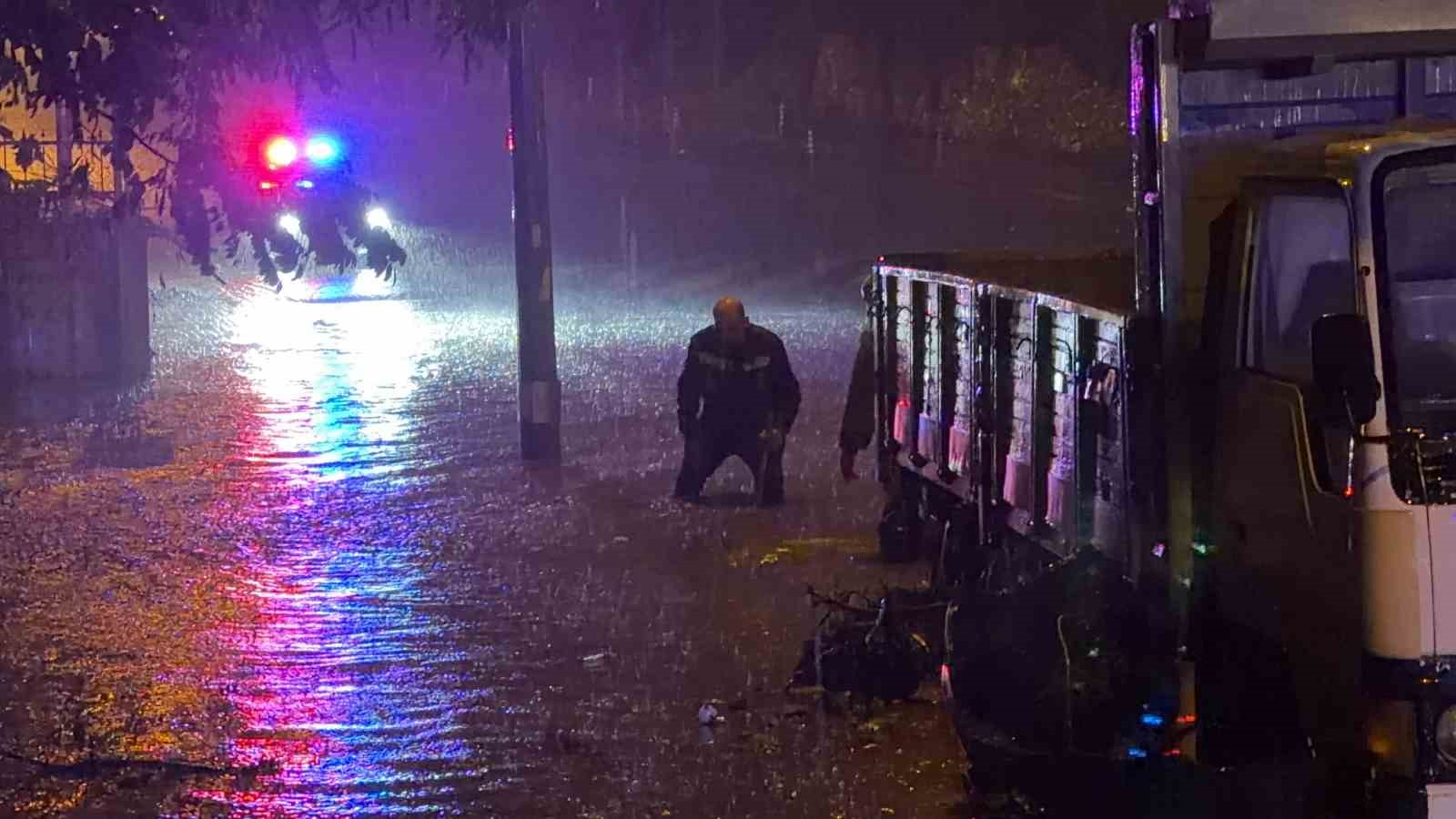 Gebze’de sokaklar dereye döndü, vatandaşlar mahsur kaldı