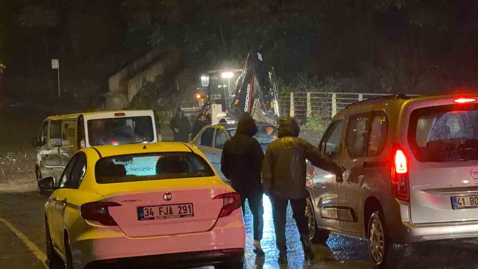 Gebze’de sokaklar dereye döndü, vatandaşlar mahsur kaldı