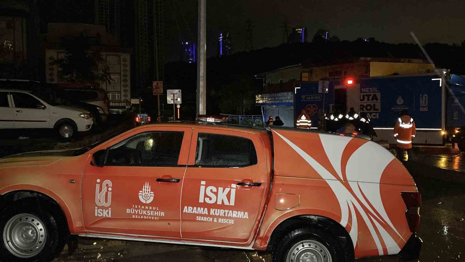 Sarıyer’de selde yolun karşısına geçmeye çalışırken düşen bir kişi hayatını kaybetti