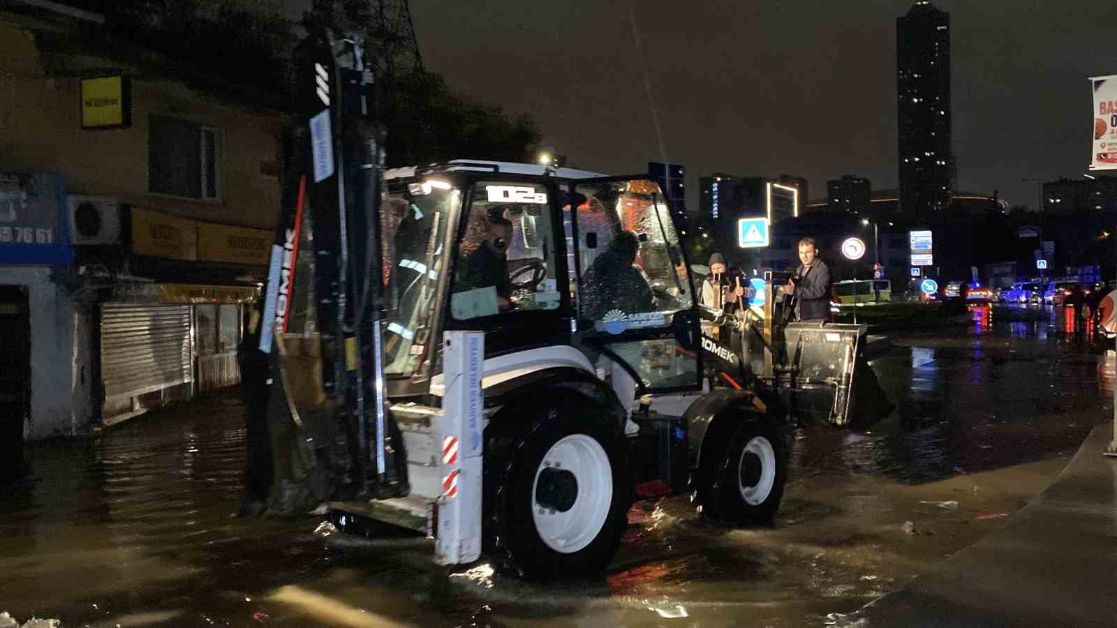 Sarıyer’de selde yolun karşısına geçmeye çalışırken düşen bir kişi hayatını kaybetti