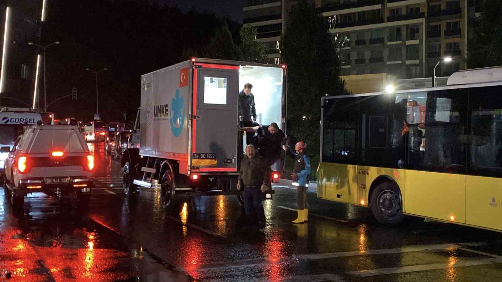 Sarıyer’de mahsur kalan 200’ün üzerinde çalışan, kamyonlarla kurtarıldı