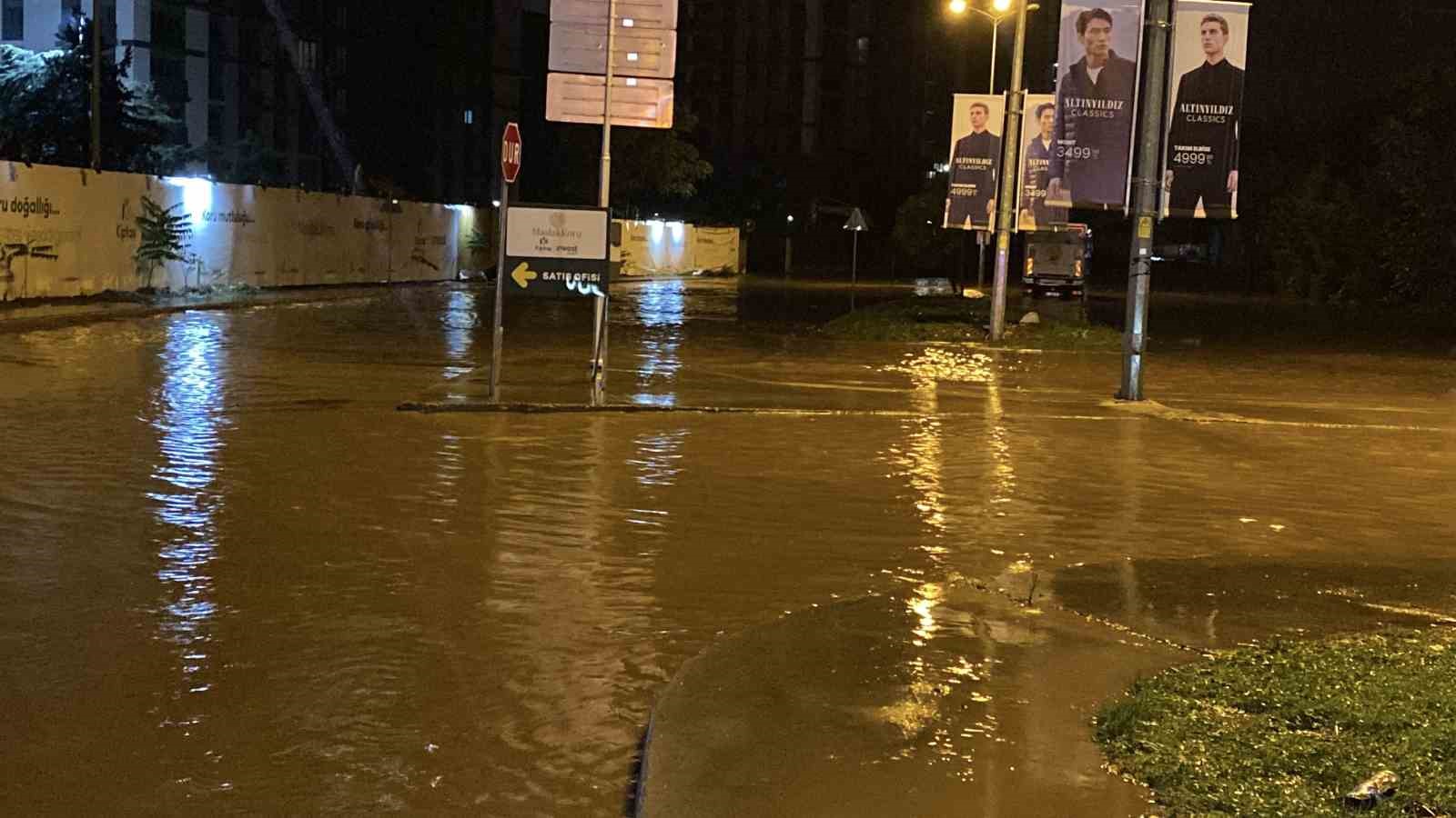 Sarıyer’de mahsur kalan 200’ün üzerinde çalışan, kamyonlarla kurtarıldı