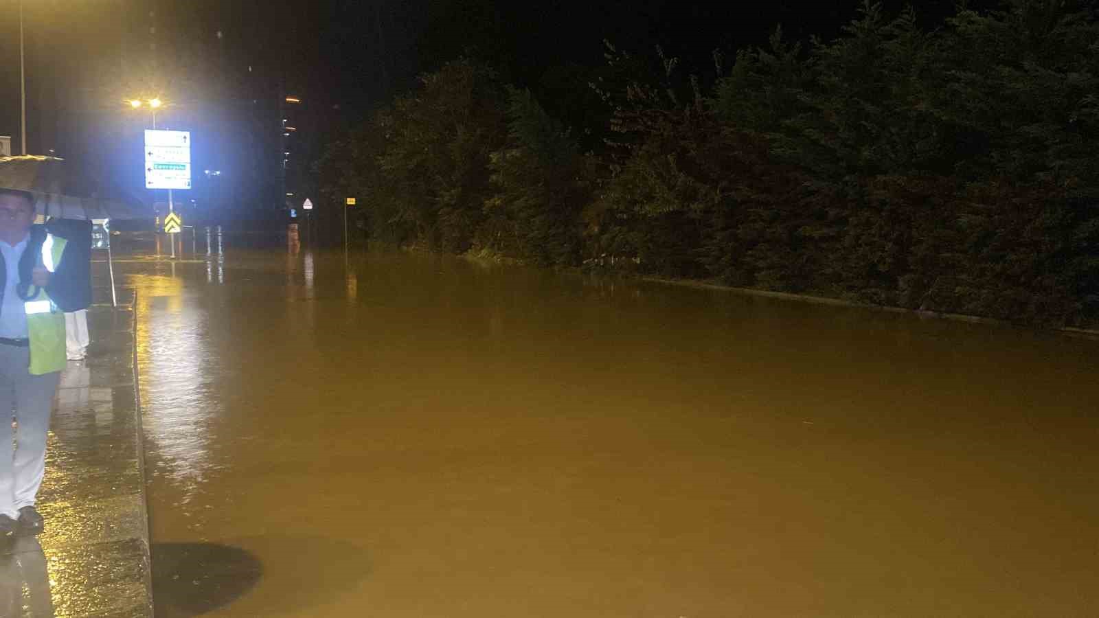 Sarıyer’de mahsur kalan 200’ün üzerinde çalışan, kamyonlarla kurtarıldı