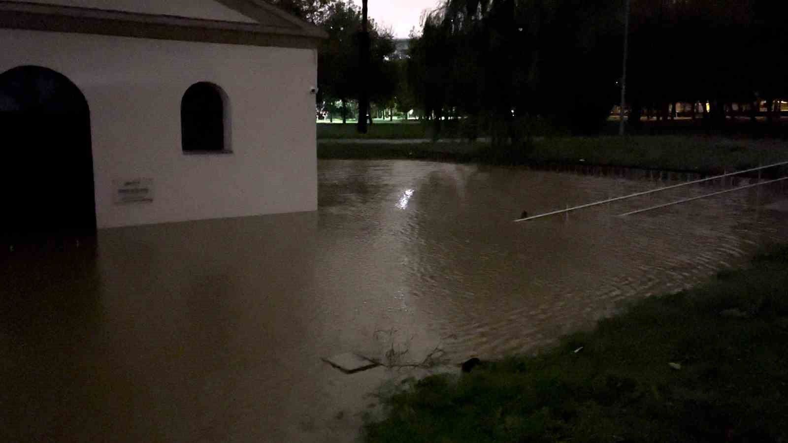 Tarihi Sadabat Camisi ve Sedef Atölyesi sular altında kaldı