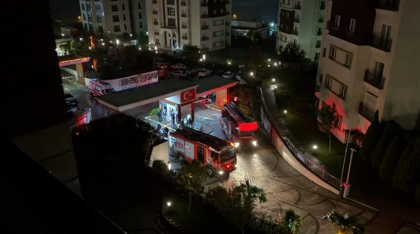 Başakşehir’de site otoparkında araç yangını: Site sakinleri tahliye edildi