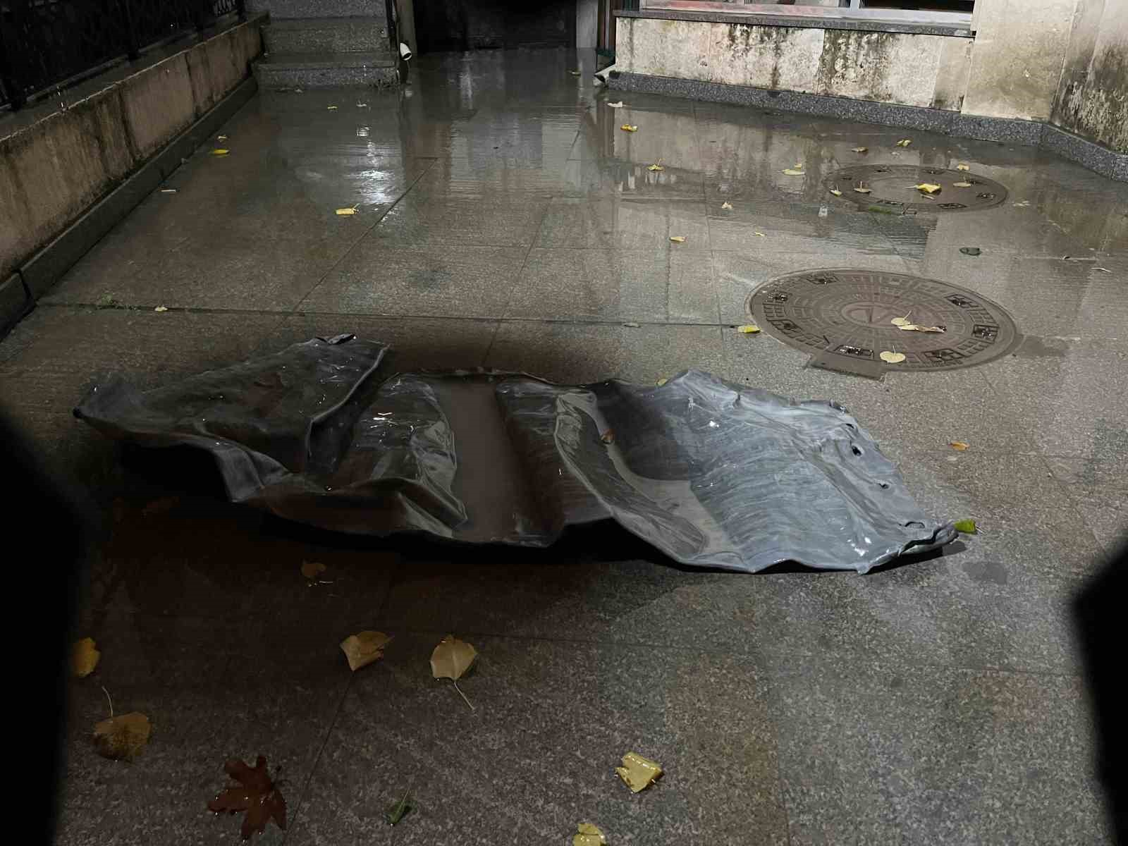 Küçükçekmece’de yağış sonrası minareden kurşun levhalar düştü, sokak trafiğe kapatıldı