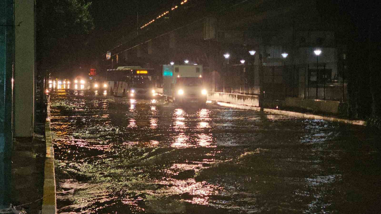 Adana’da 45 dakikalık sağanak yolları su altında bıraktı