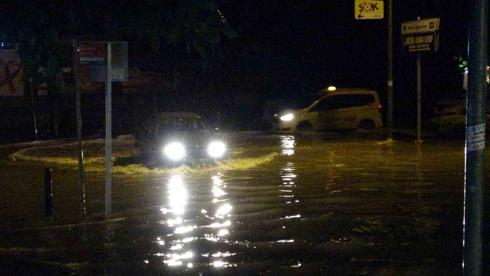 Adana’da 45 dakikalık sağanak yolları su altında bıraktı