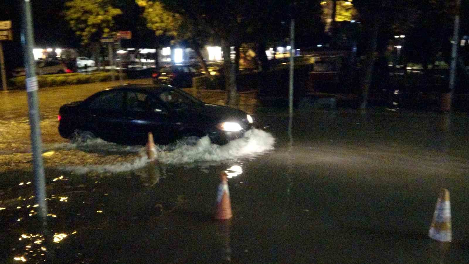 Adana’da 45 dakikalık sağanak yolları su altında bıraktı
