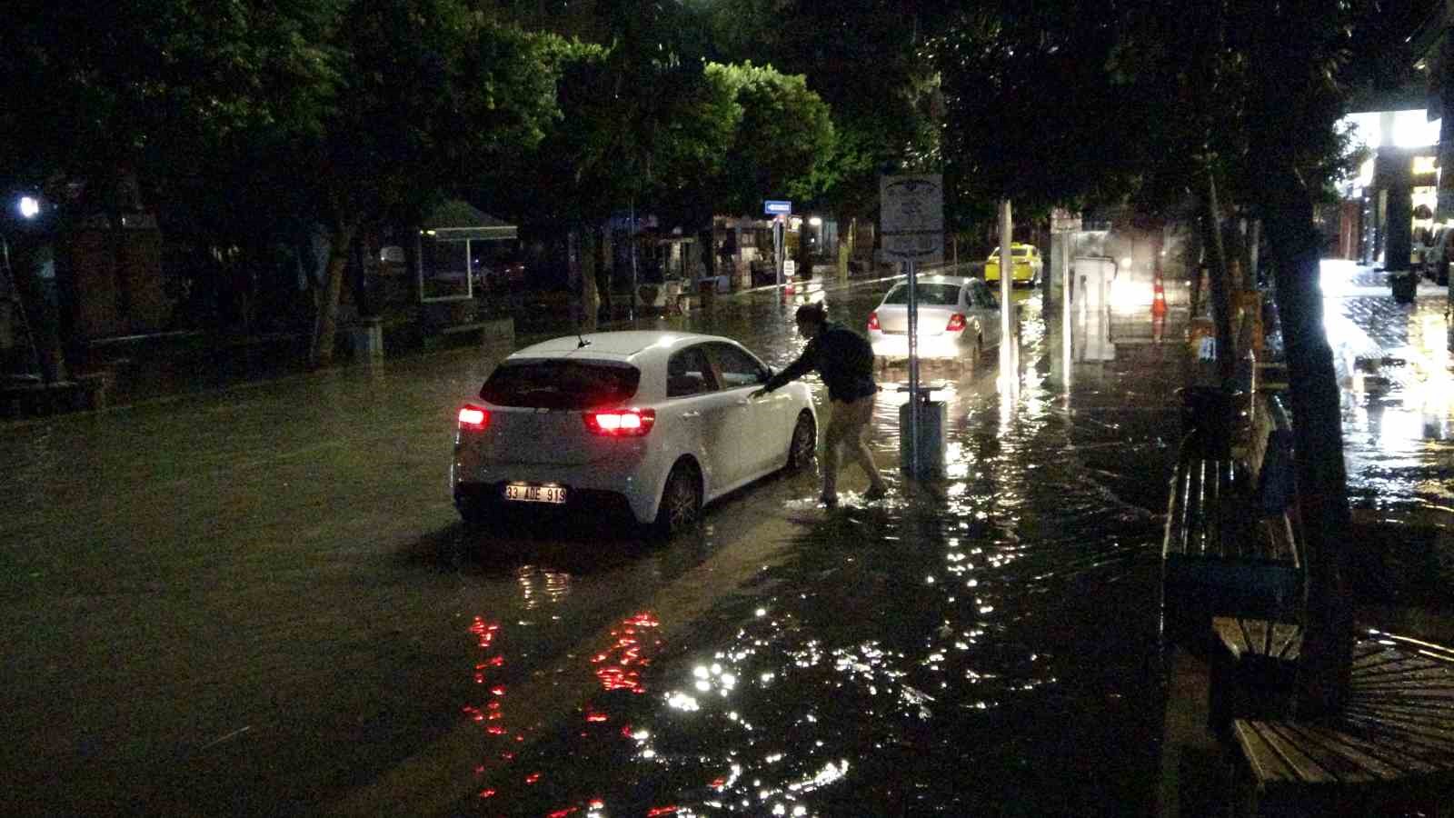 Adana’da 45 dakikalık sağanak yolları su altında bıraktı