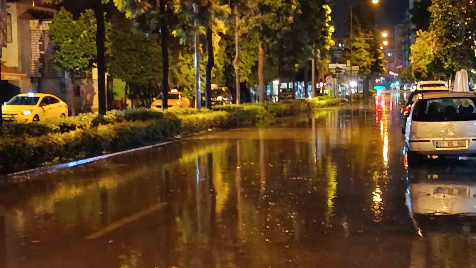 Adana’da 45 dakikalık sağanak yolları su altında bıraktı
