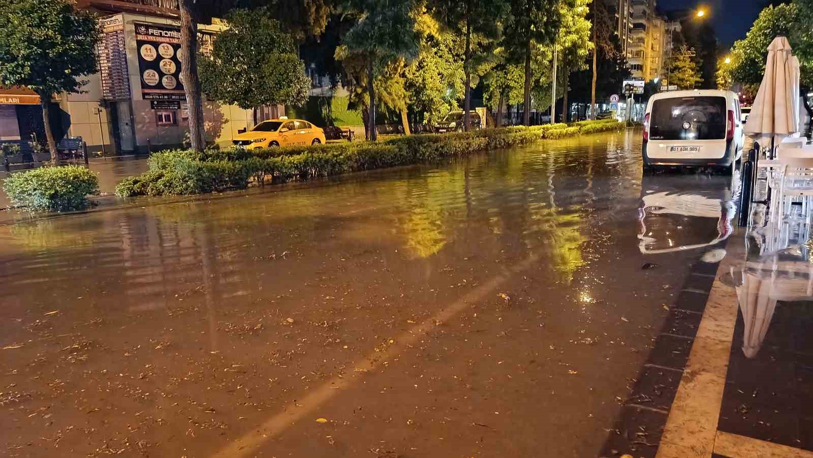 Adana’da 45 dakikalık sağanak yolları su altında bıraktı