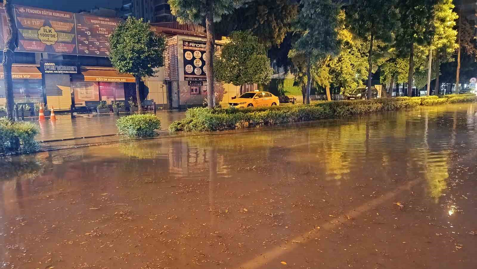 Adana’da 45 dakikalık sağanak yolları su altında bıraktı