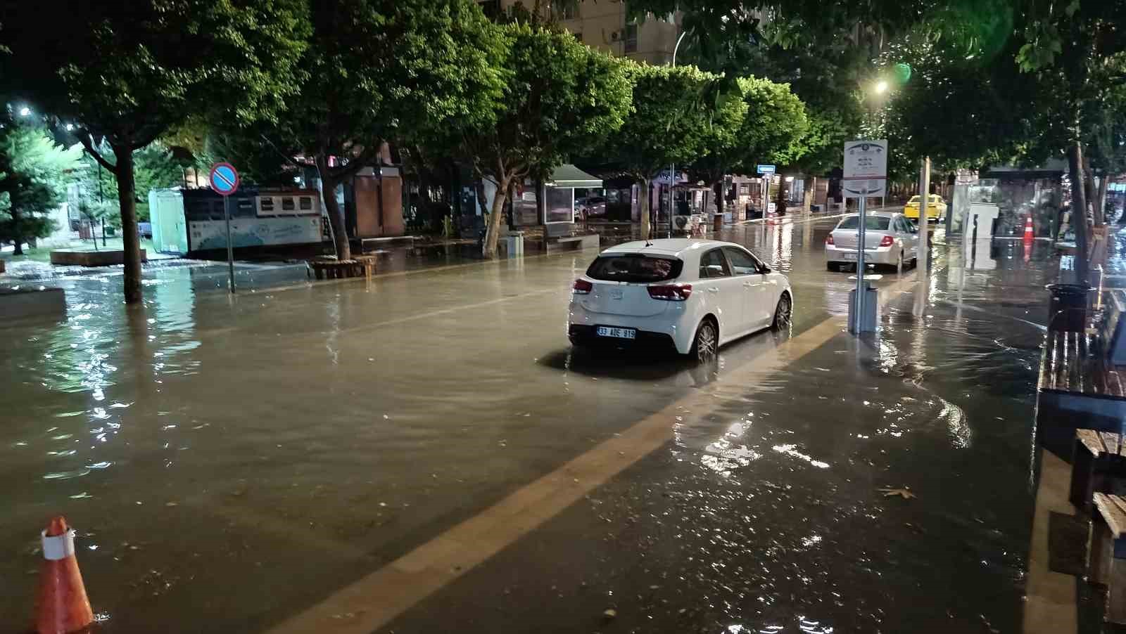 Adana’da 45 dakikalık sağanak yolları su altında bıraktı