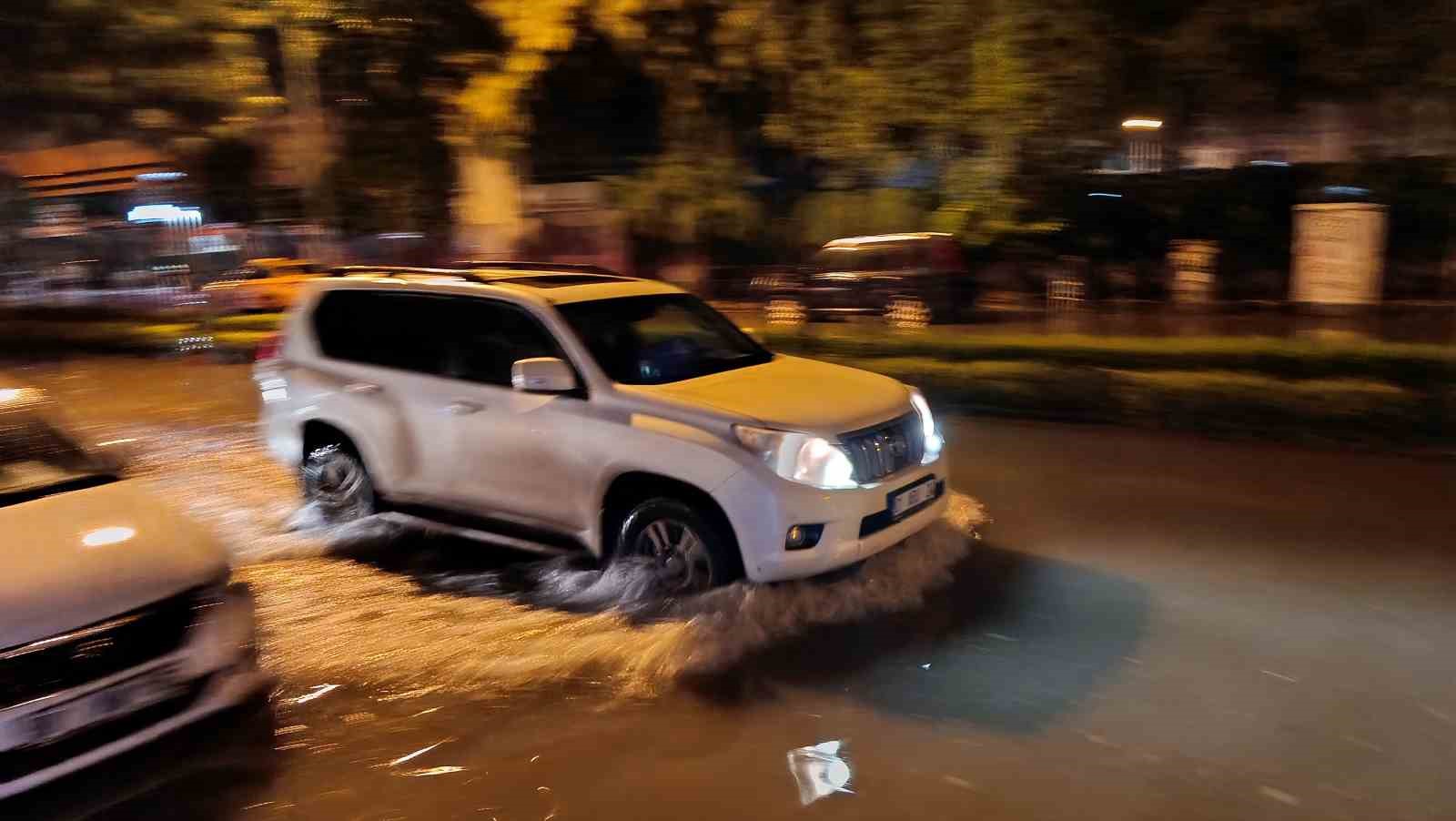 Adana’da 45 dakikalık sağanak yolları su altında bıraktı