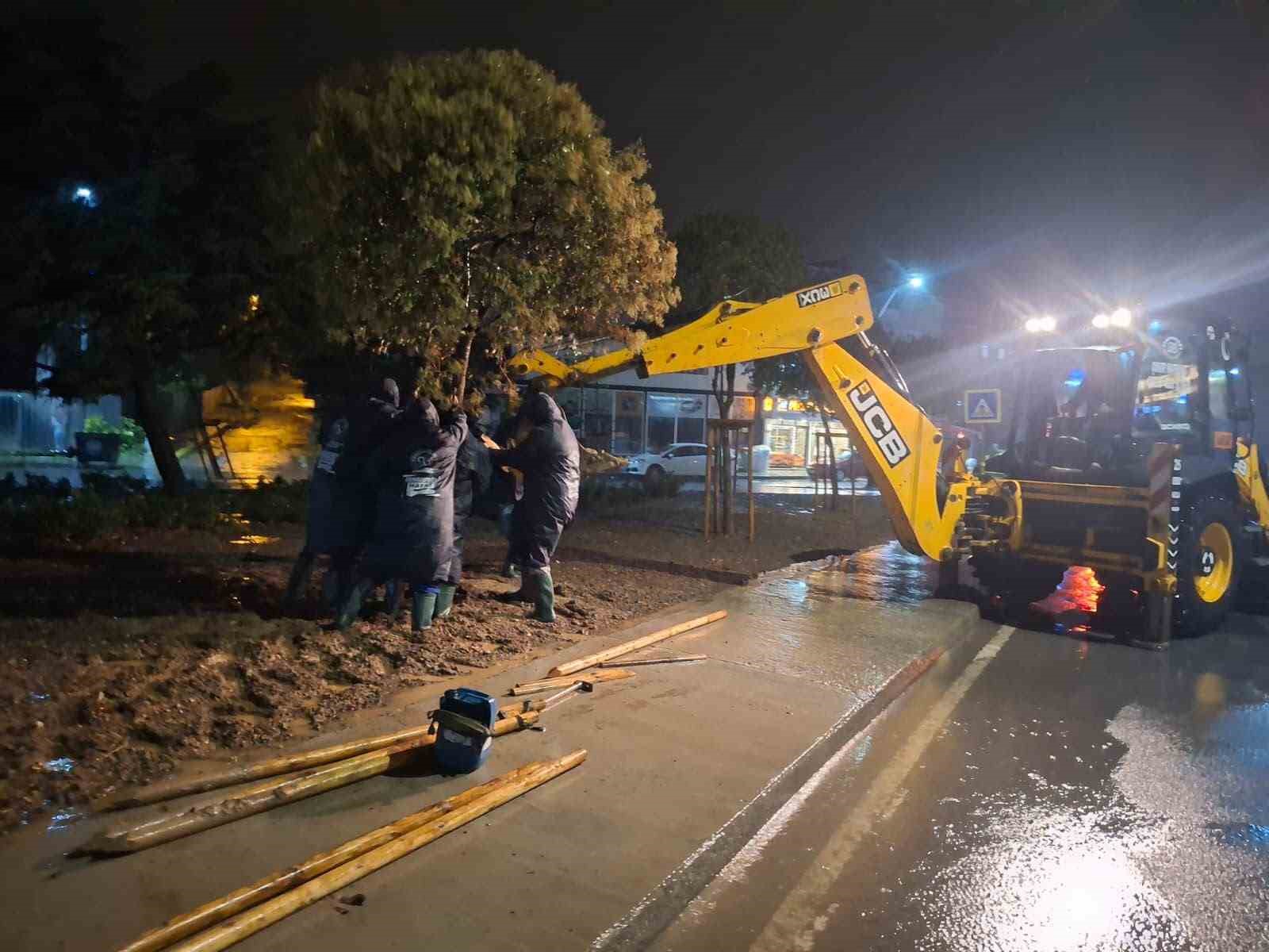 Arnavutköy’de yağış mesaisi: 300 personel ve 80 araç sahada