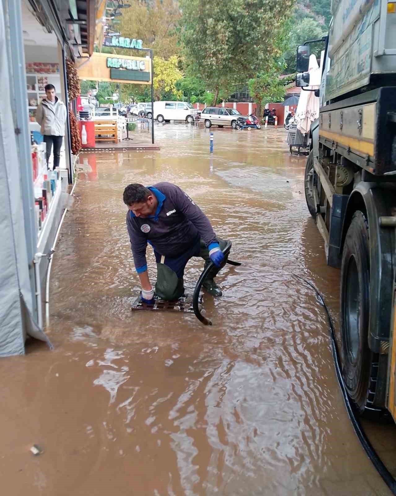 MUSKİ ekipleri 7/24 saat ‘Yağmur’ mesaisinde