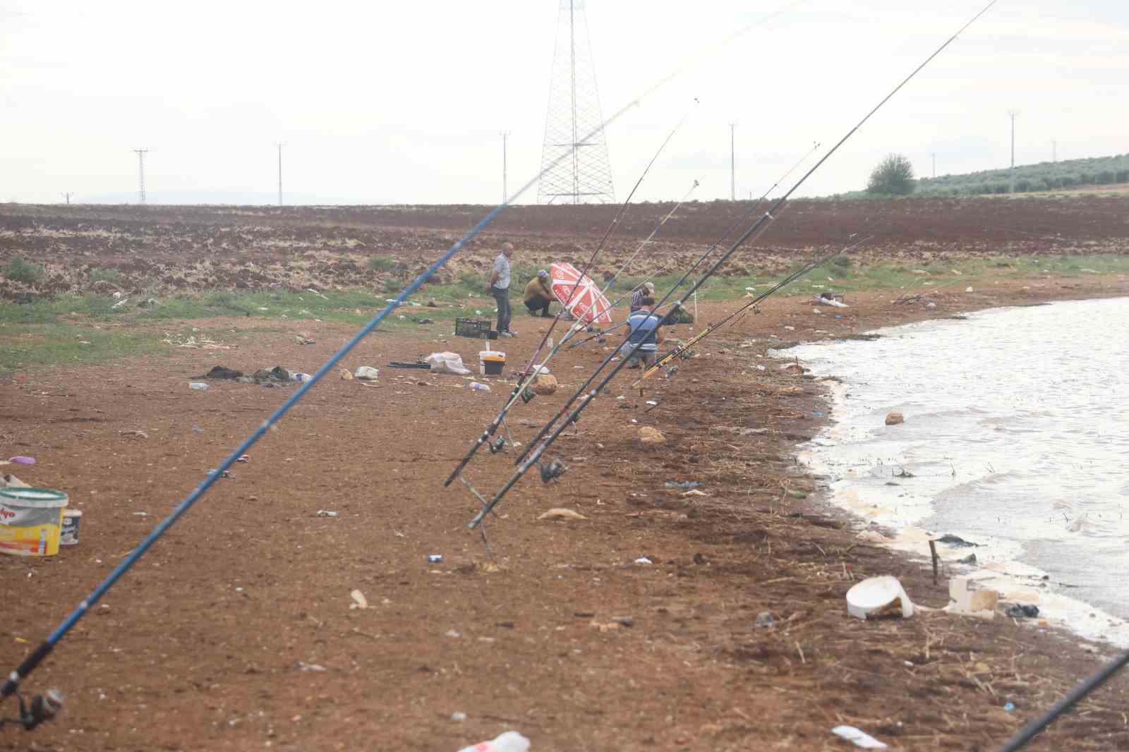 Aşırı yağışlarla birlikte sular altında kalan köy olta balıkçılarının uğrak noktası oldu