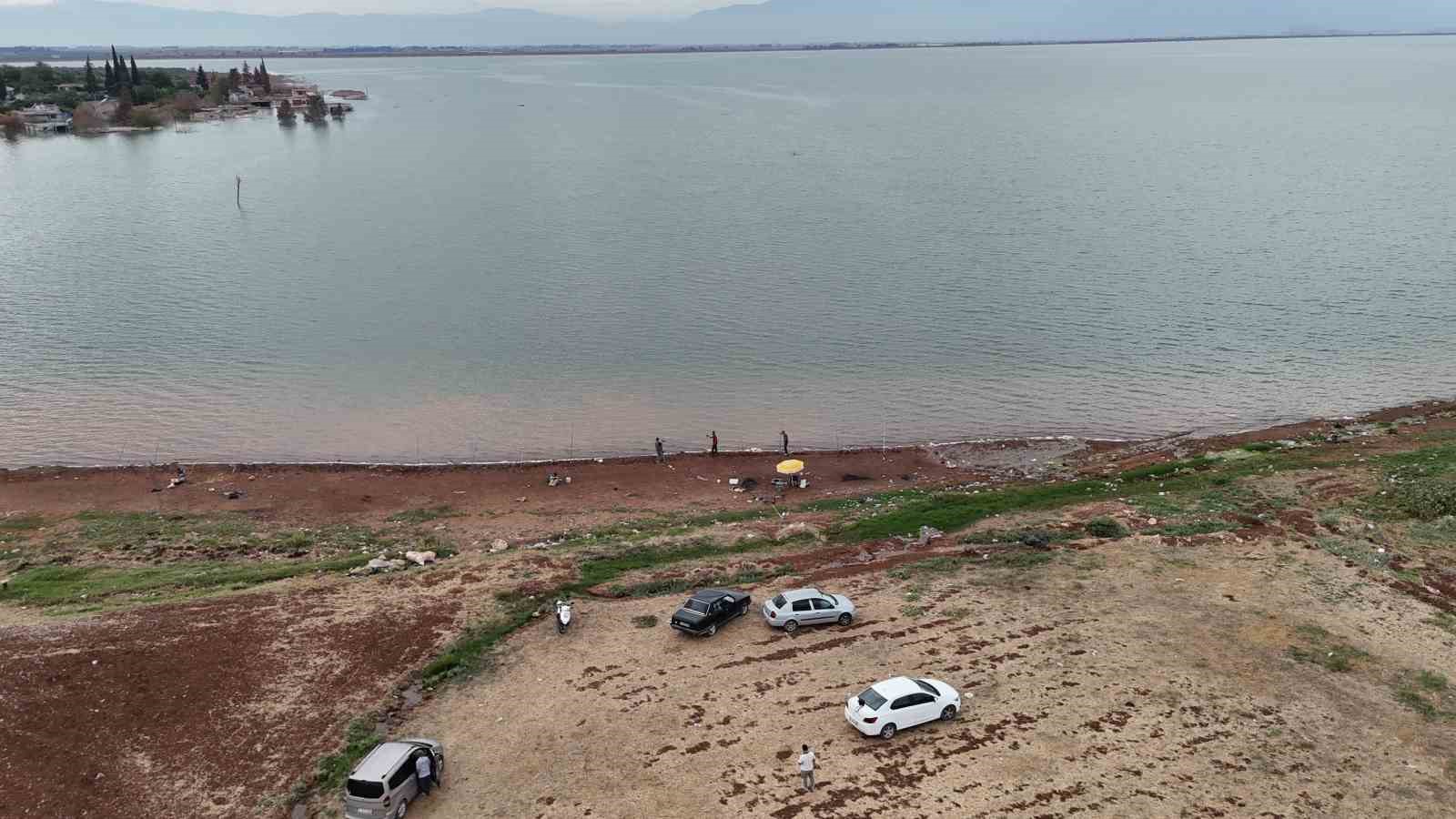 Aşırı yağışlarla birlikte sular altında kalan köy olta balıkçılarının uğrak noktası oldu
