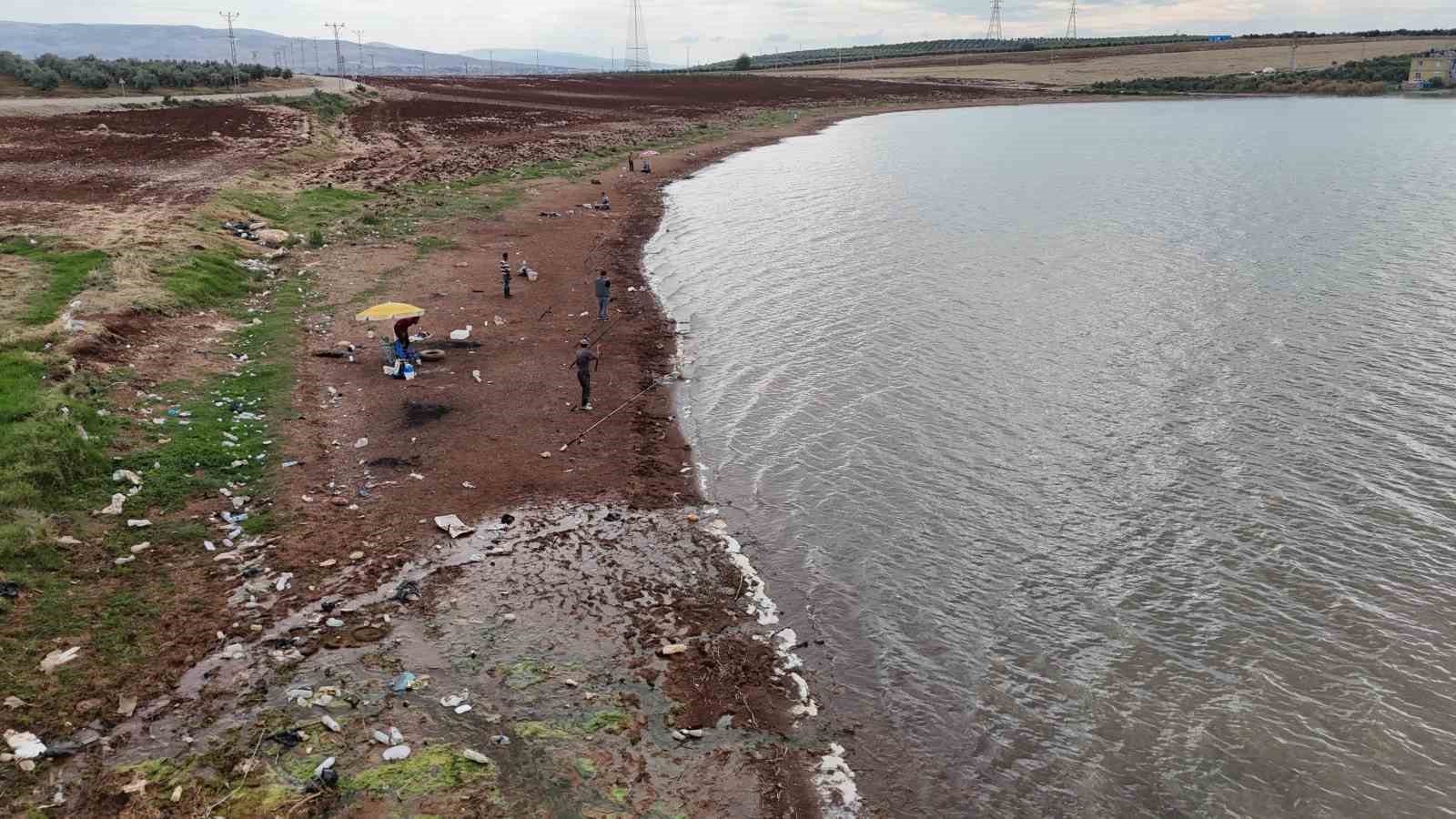 Aşırı yağışlarla birlikte sular altında kalan köy olta balıkçılarının uğrak noktası oldu