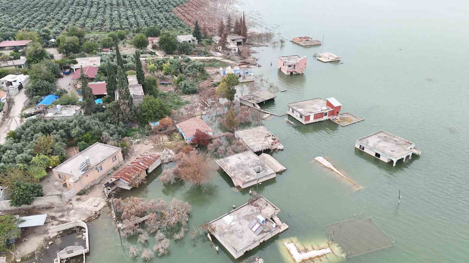 Aşırı yağışlarla birlikte sular altında kalan köy olta balıkçılarının uğrak noktası oldu
