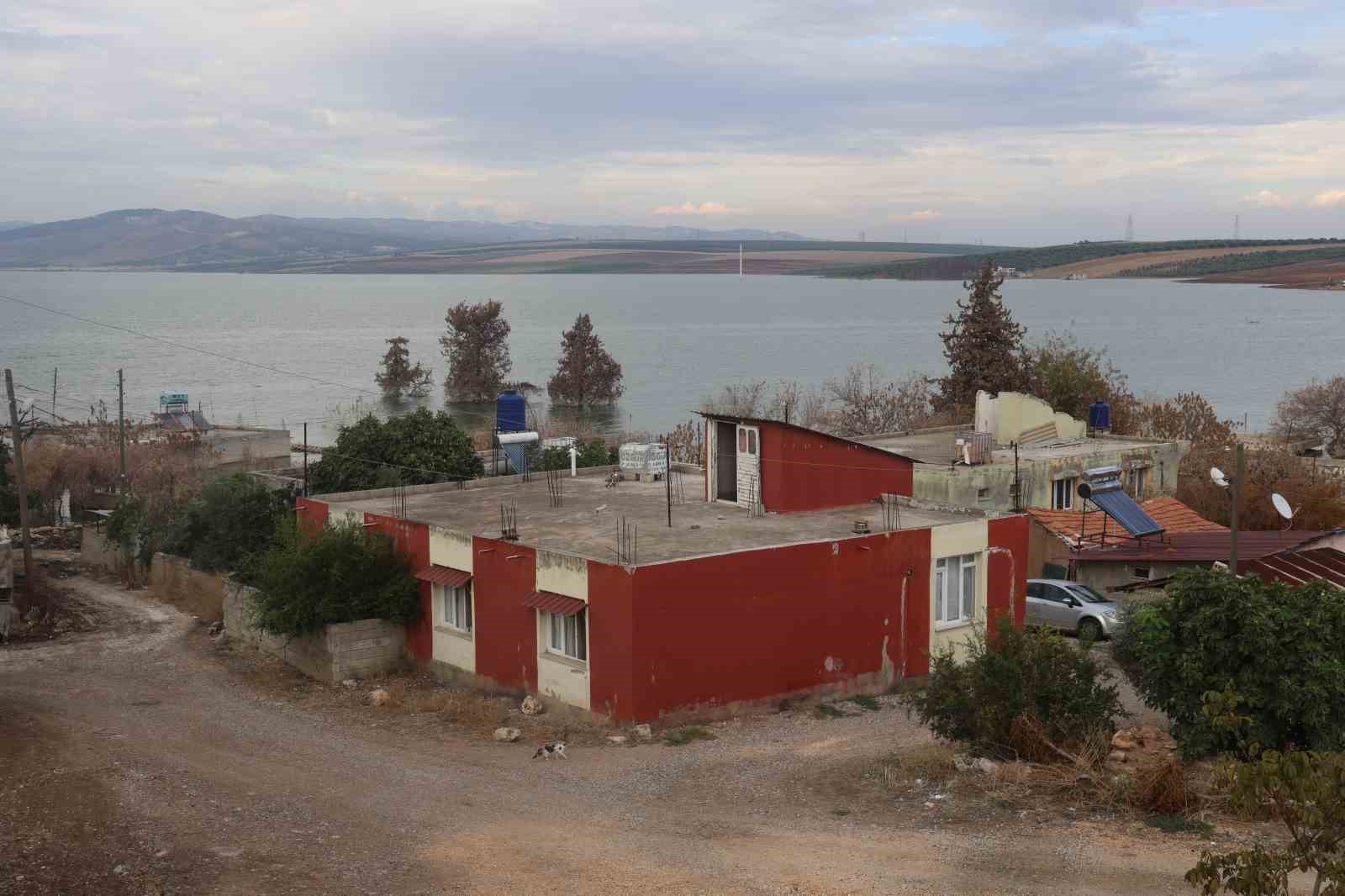 Aşırı yağışlarla birlikte sular altında kalan köy olta balıkçılarının uğrak noktası oldu