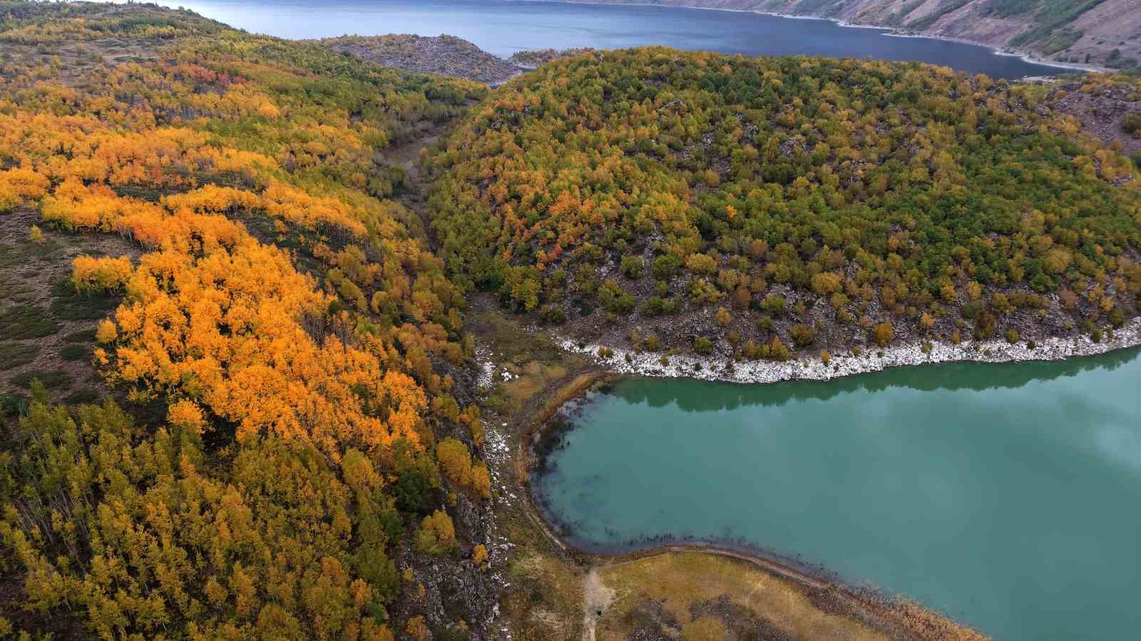 Nemrut Kalderası’nda sonbahar renkleri görsel şölen sunuyor