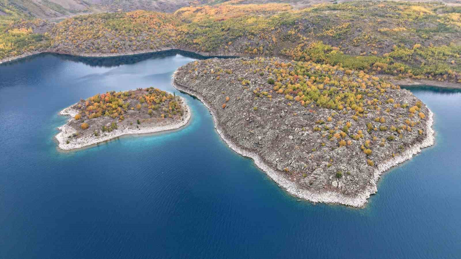 Nemrut Kalderası’nda sonbahar renkleri görsel şölen sunuyor