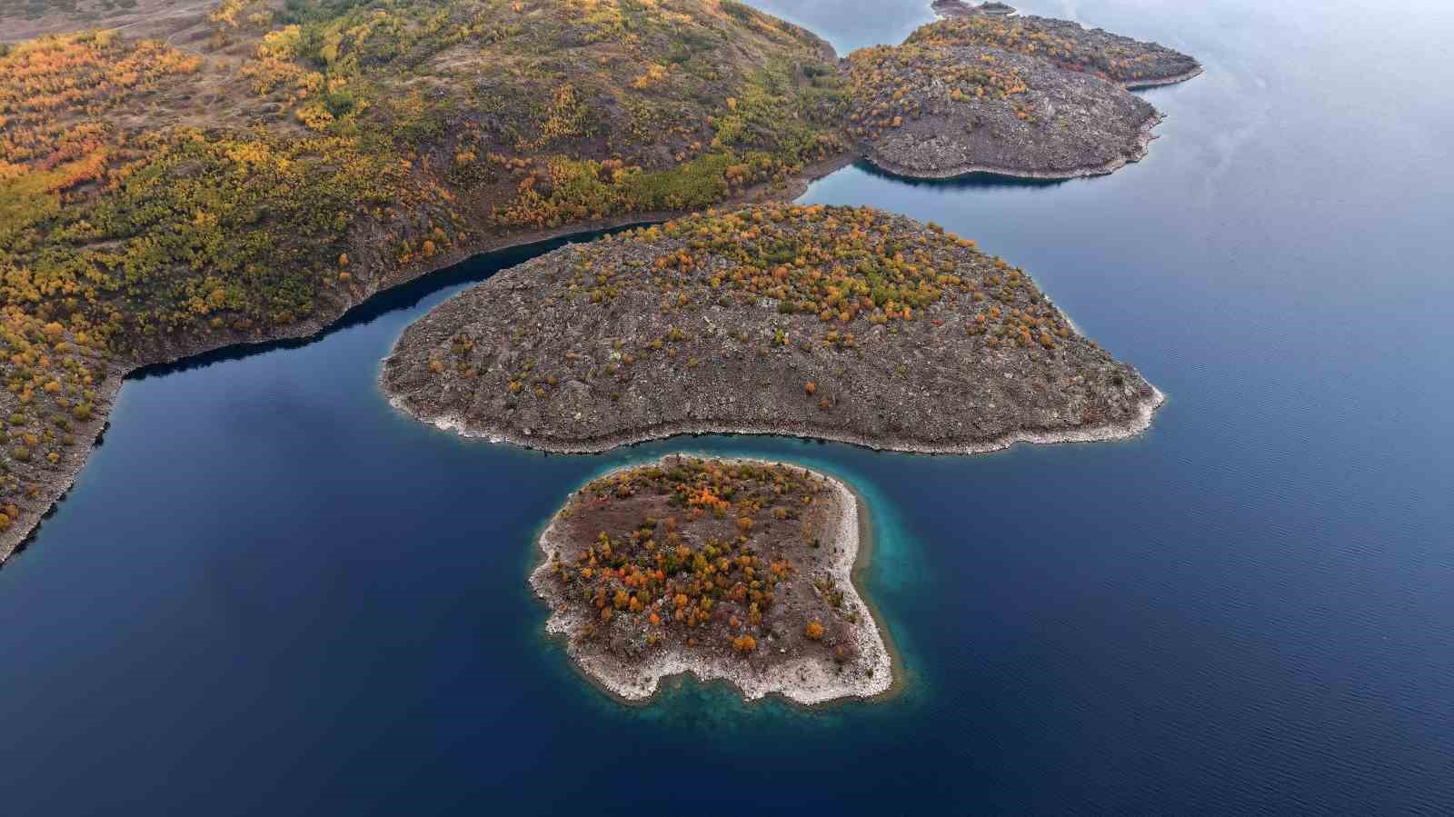 Nemrut Kalderası’nda sonbahar renkleri görsel şölen sunuyor