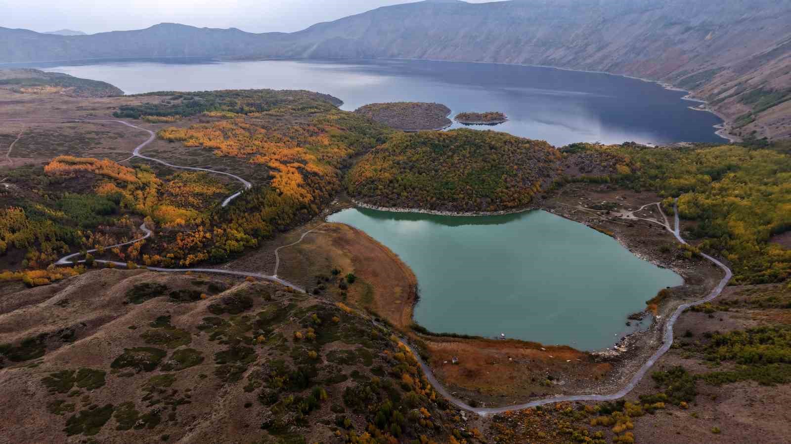 Nemrut Kalderası’nda sonbahar renkleri görsel şölen sunuyor