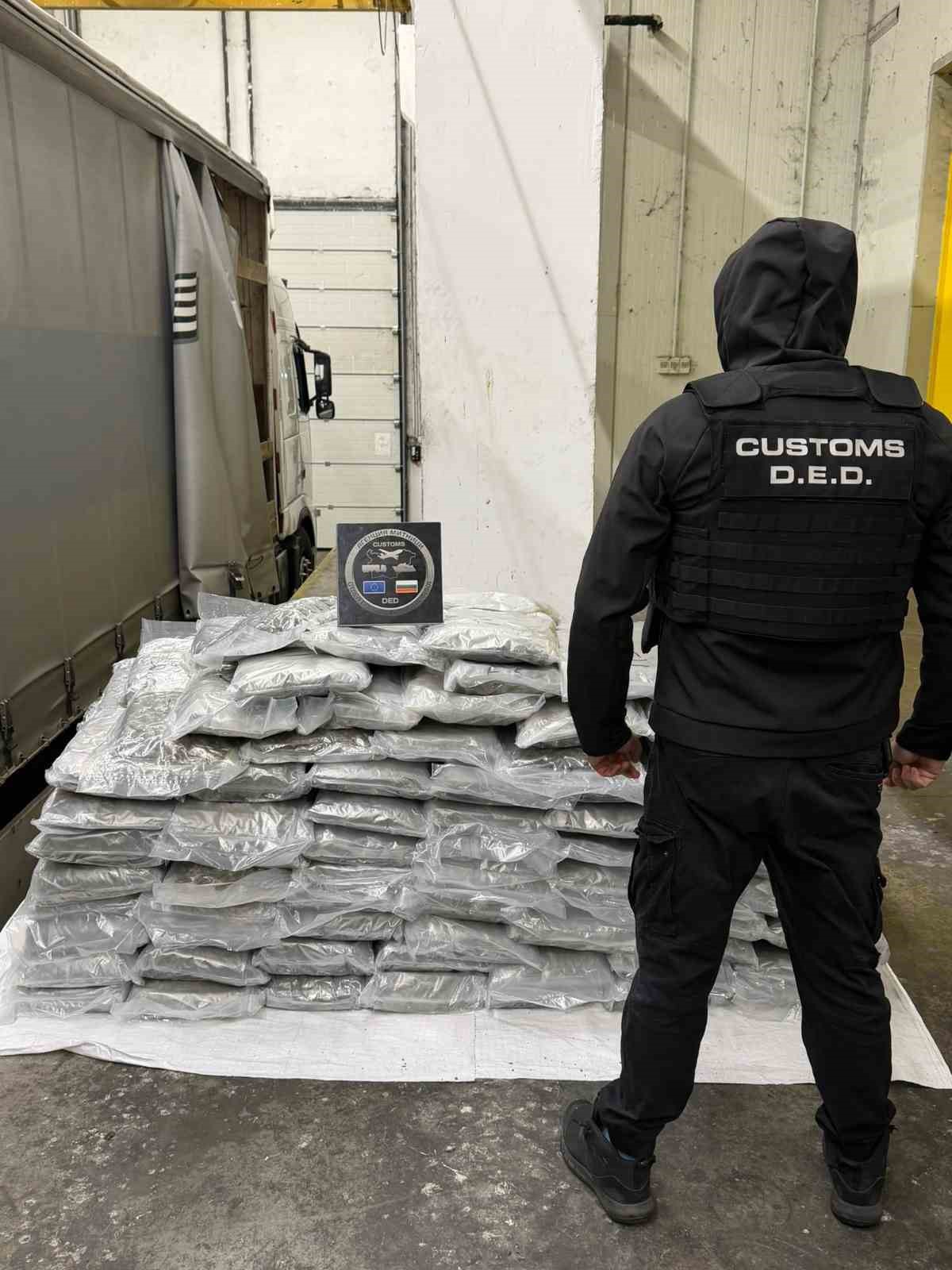 Türkiye’ye sokulmak istenen 221,73 kilogram esrar sınırda yakalandı