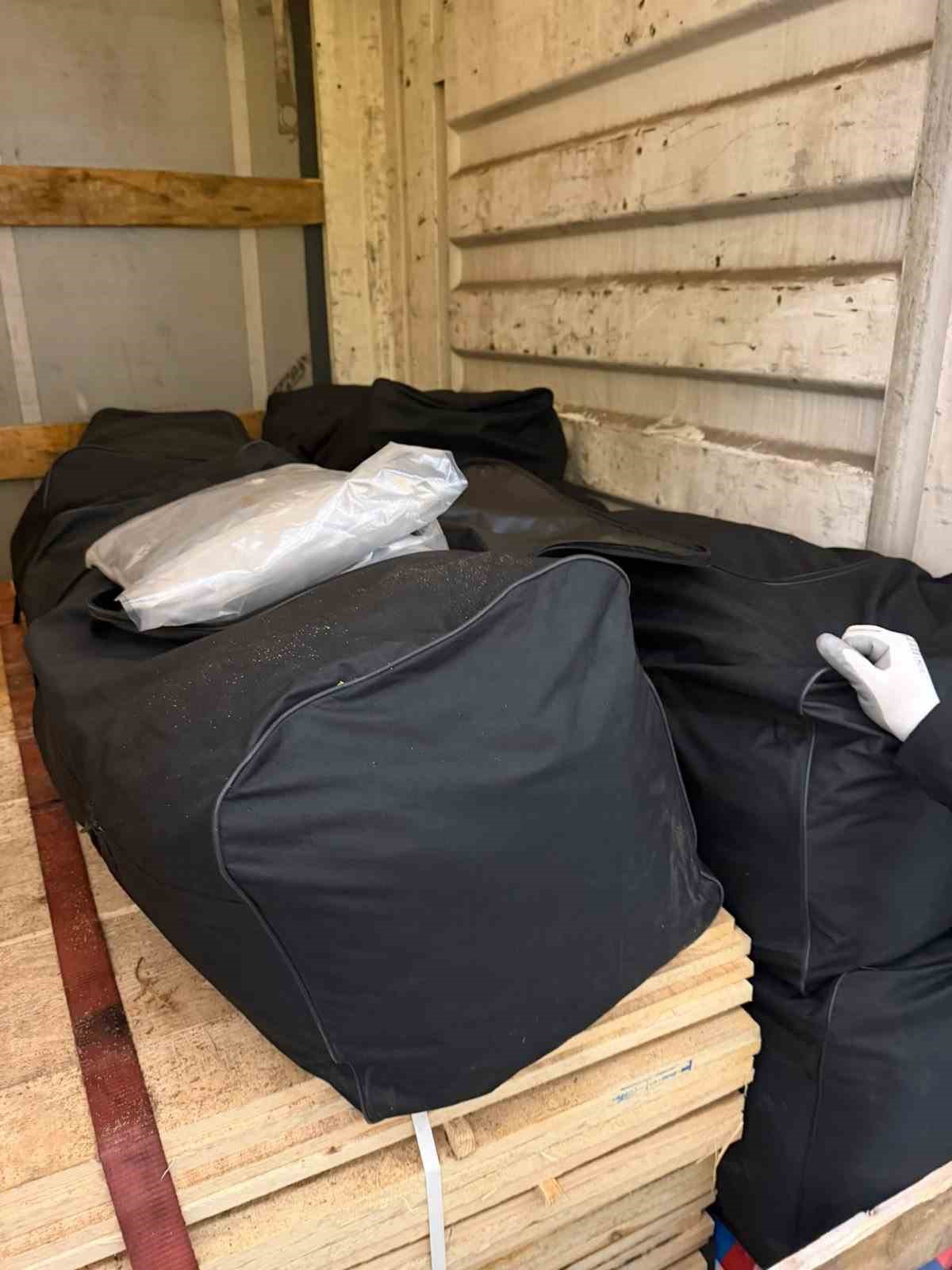 Türkiye’ye sokulmak istenen 221,73 kilogram esrar sınırda yakalandı