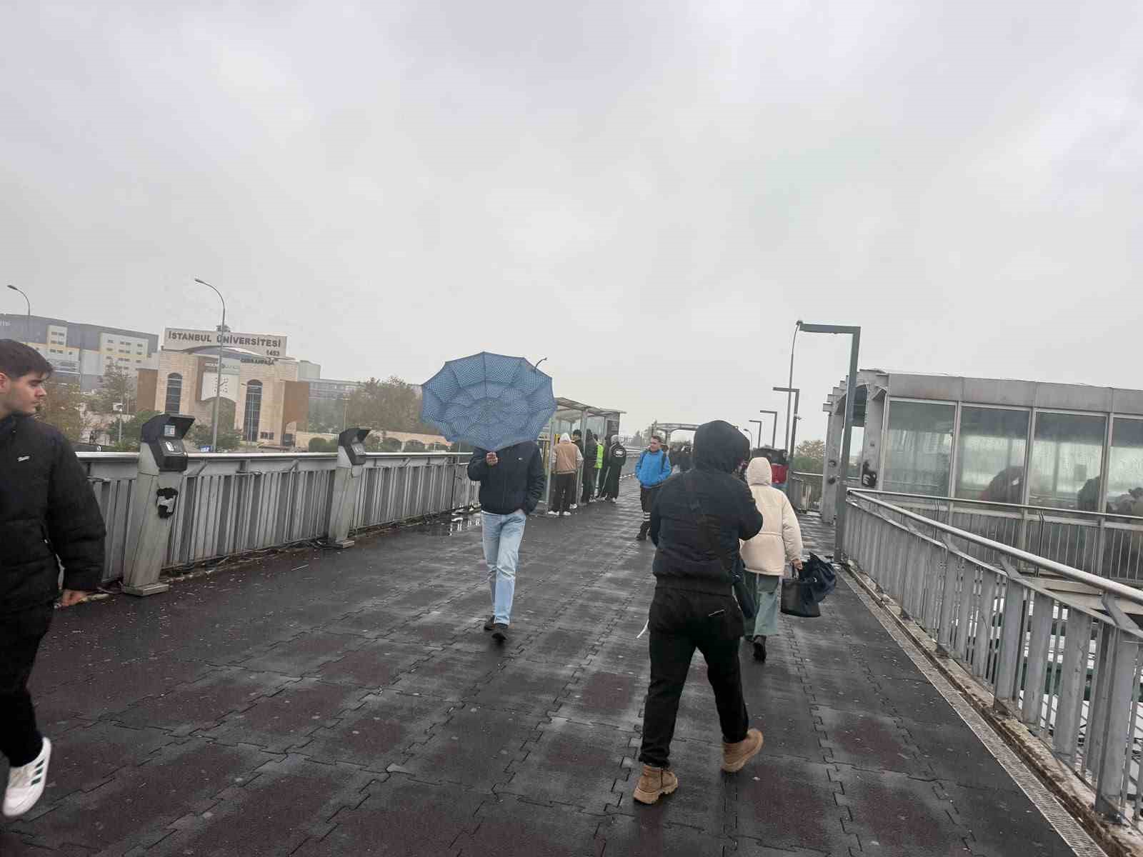 İstanbul’da trafik yoğunluğu oluştu, işe gitmek isteyen vatandaşlar zor anlar yaşadı