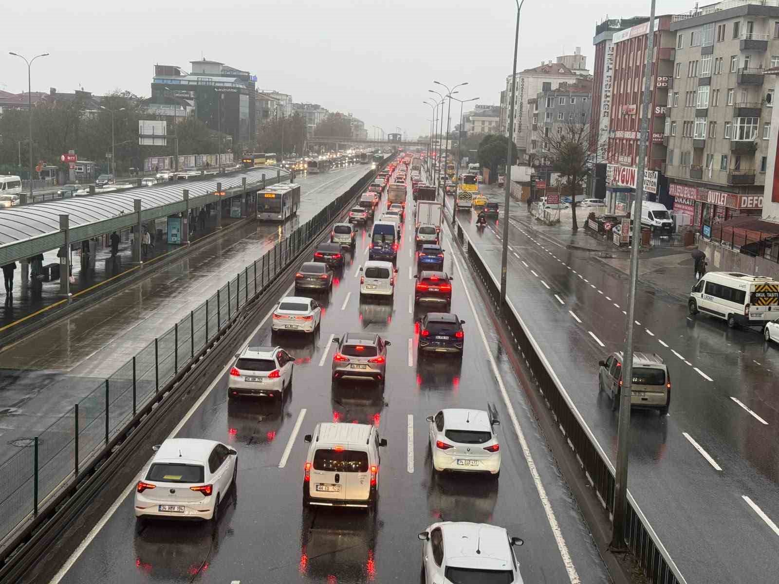 İstanbul’da trafik yoğunluğu oluştu, işe gitmek isteyen vatandaşlar zor anlar yaşadı