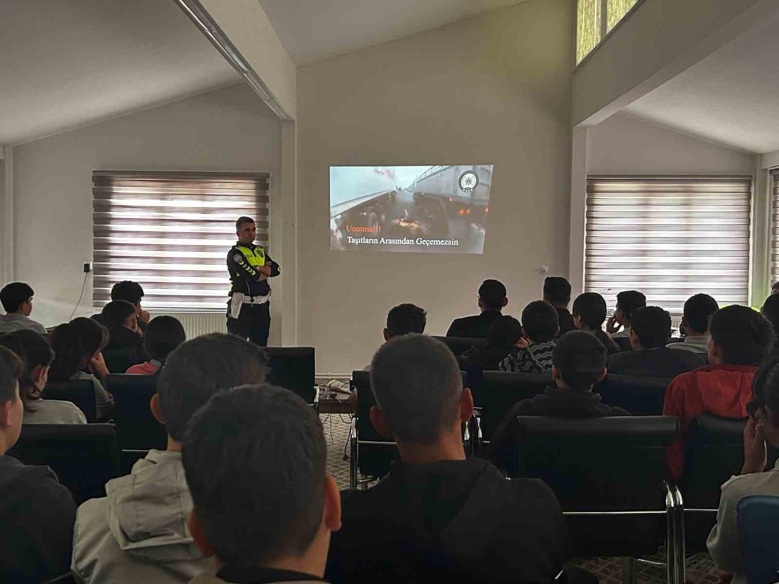 Polisten öğrenci, veli ve kamu personeline önemli eğitim