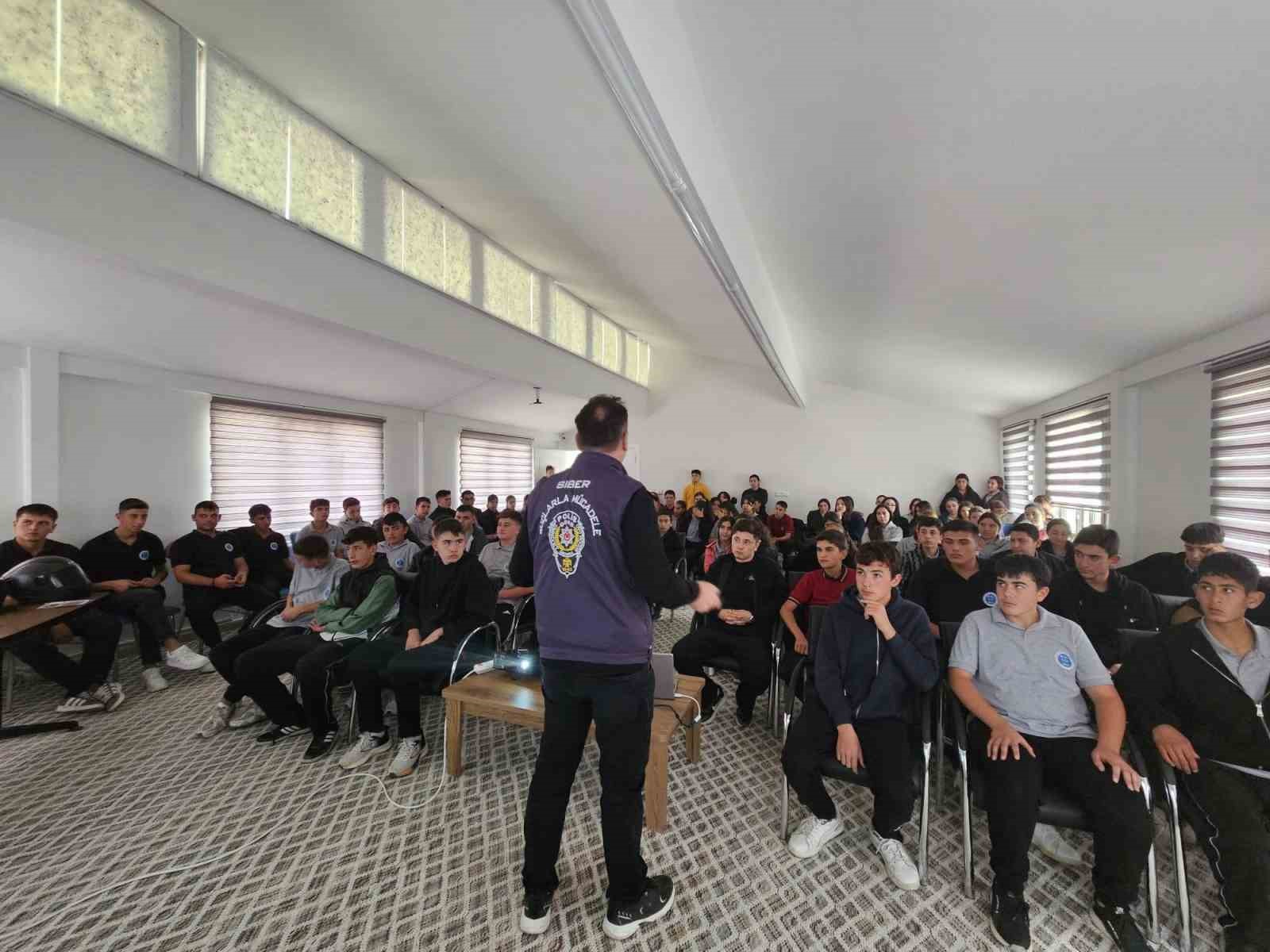Polisten öğrenci, veli ve kamu personeline önemli eğitim