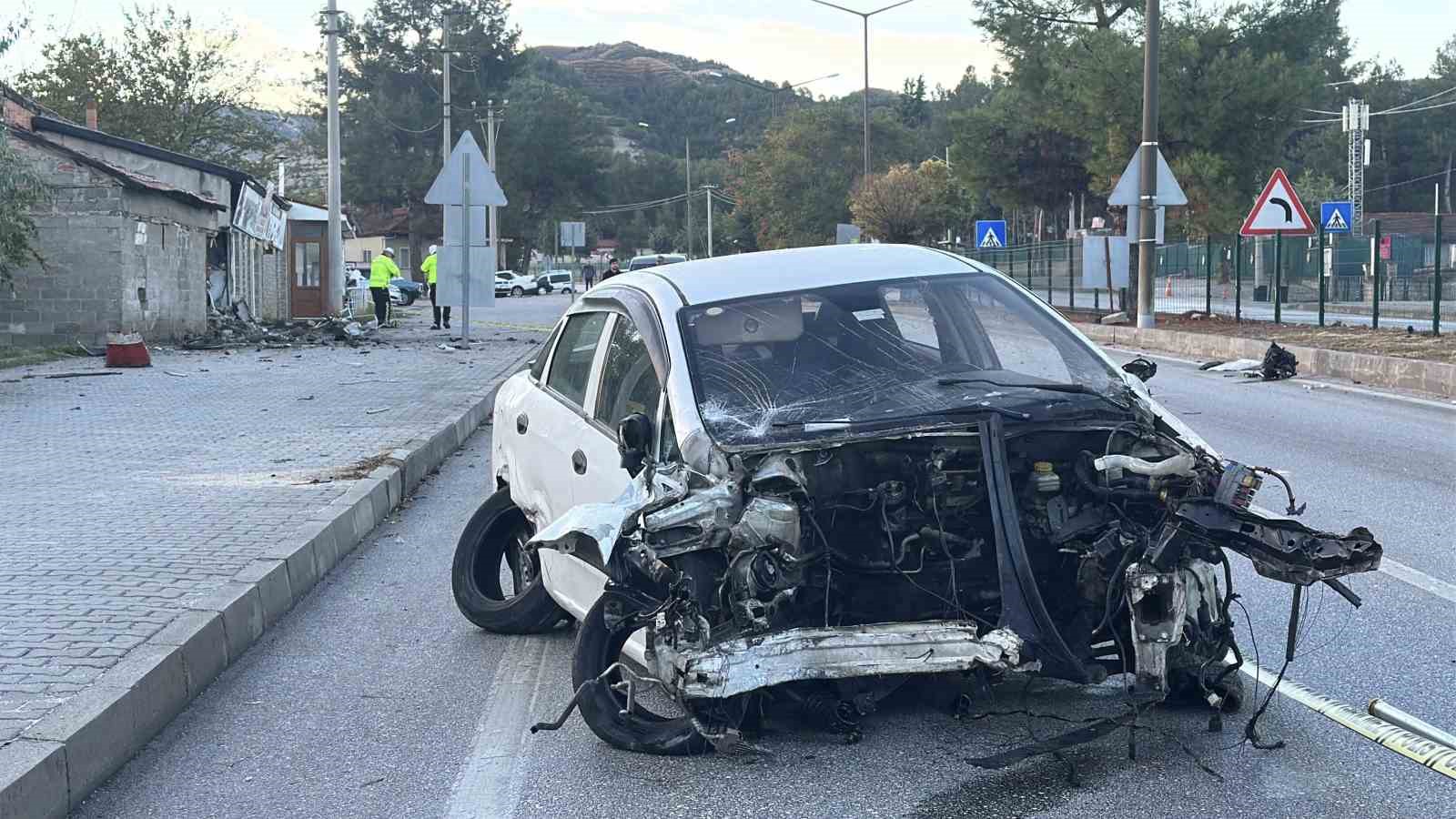 Burdur’da feci kaza: Otomobilin motoru yerinden koptu, sürücüsü ağır yaralandı