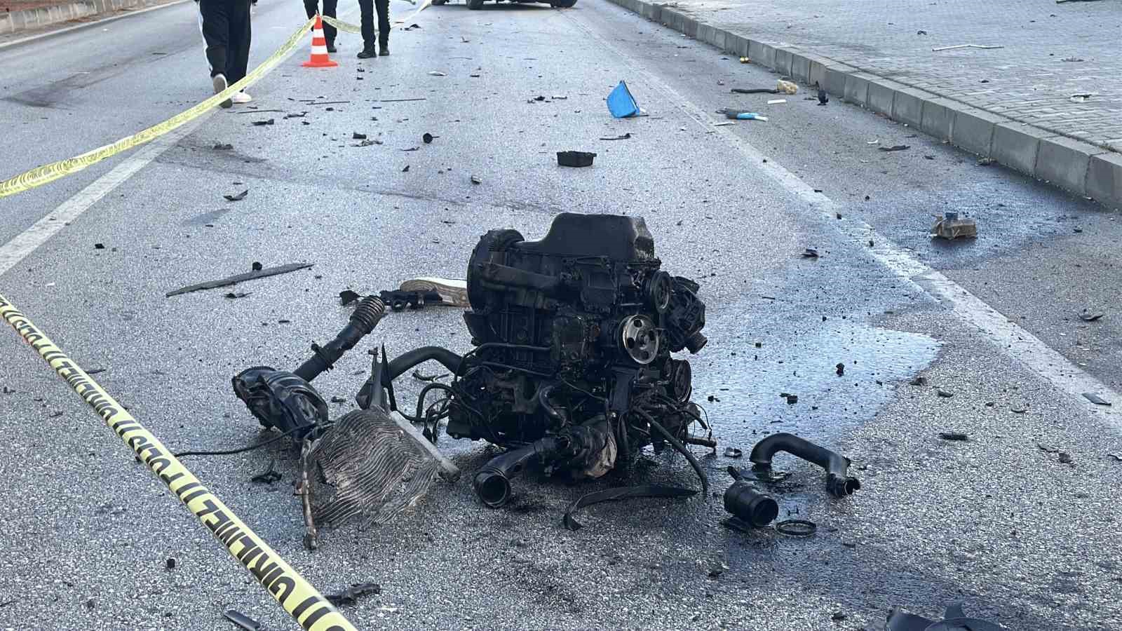 Burdur’da feci kaza: Otomobilin motoru yerinden koptu, sürücüsü ağır yaralandı