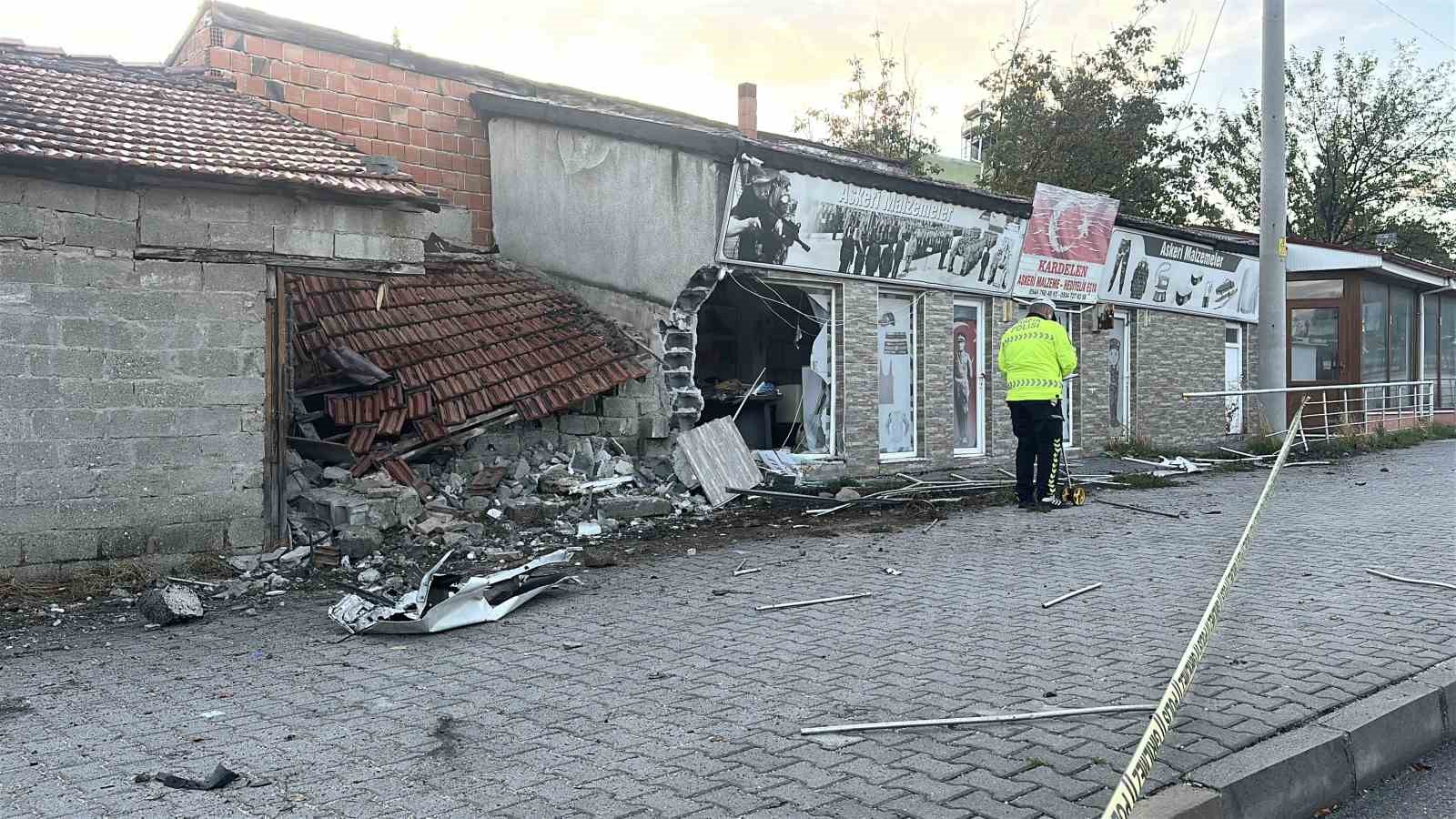 Burdur’da feci kaza: Otomobilin motoru yerinden koptu, sürücüsü ağır yaralandı