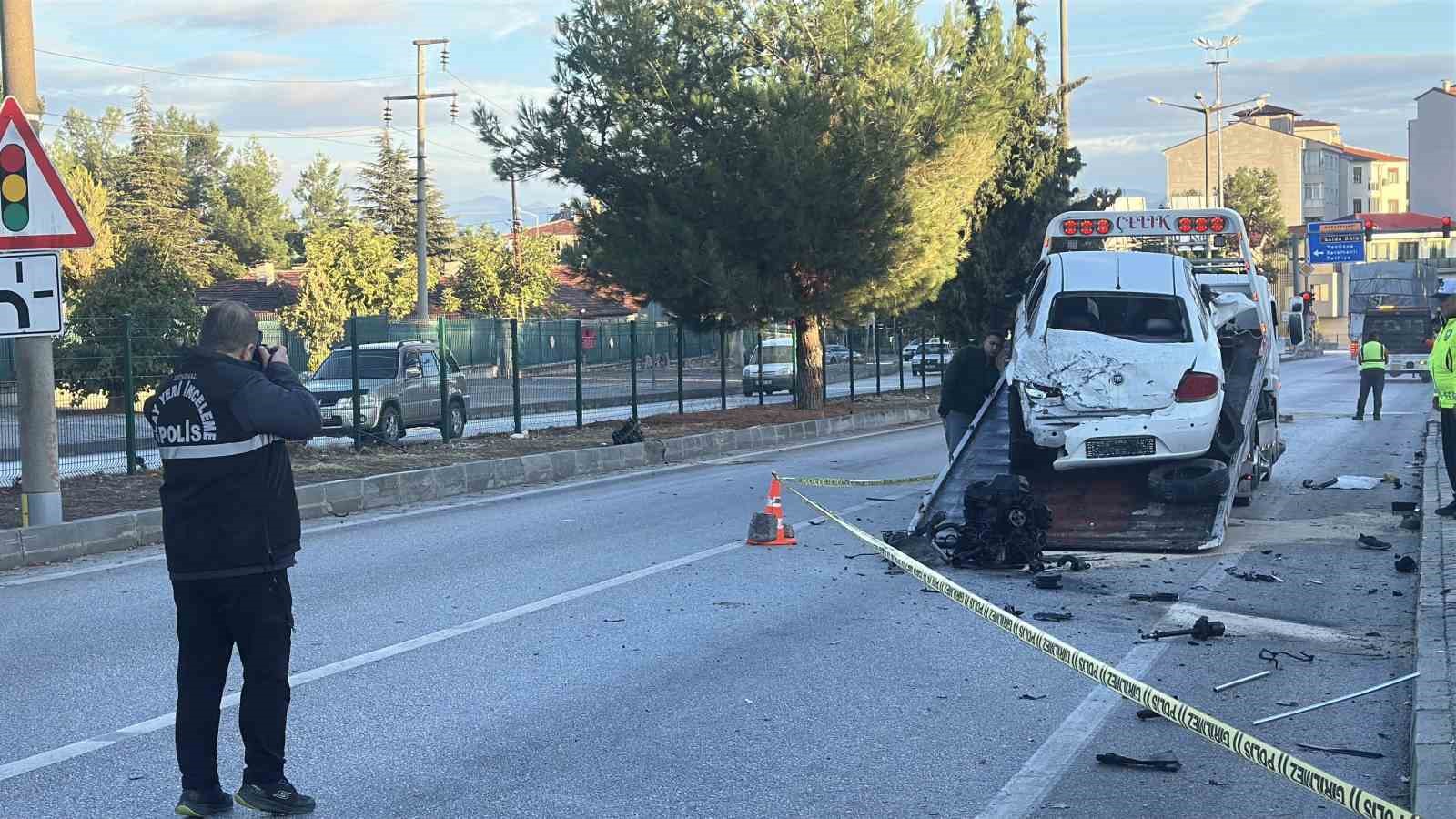 Burdur’da feci kaza: Otomobilin motoru yerinden koptu, sürücüsü ağır yaralandı