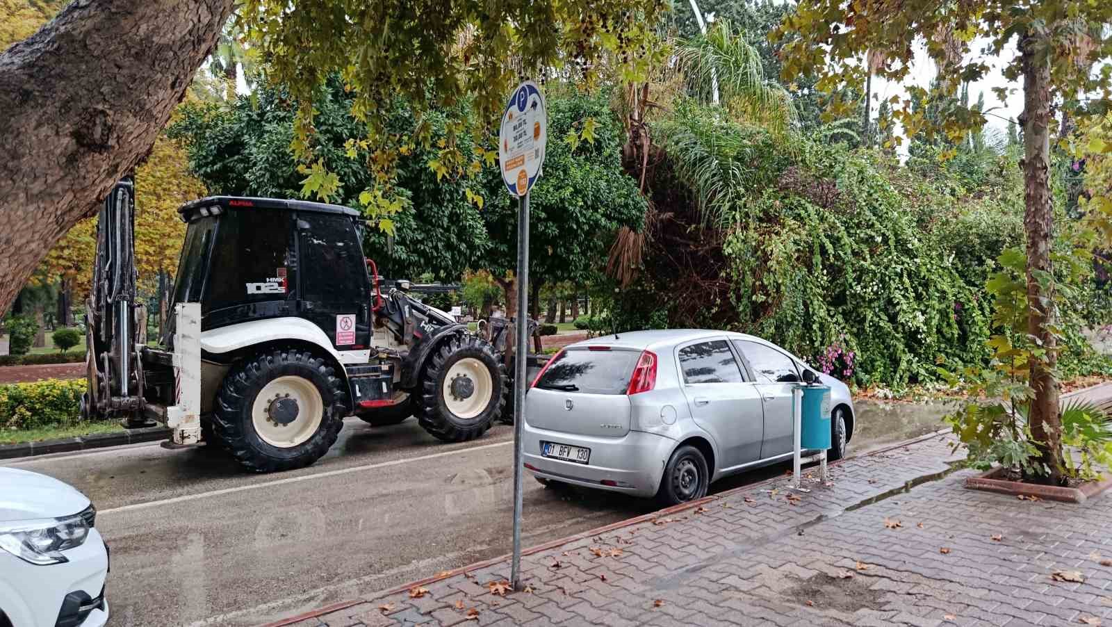 Adana’da sağanak yağış hayatı olumsuz etkiledi: Alt geçit su altında kaldı, ağaç yola devrildi