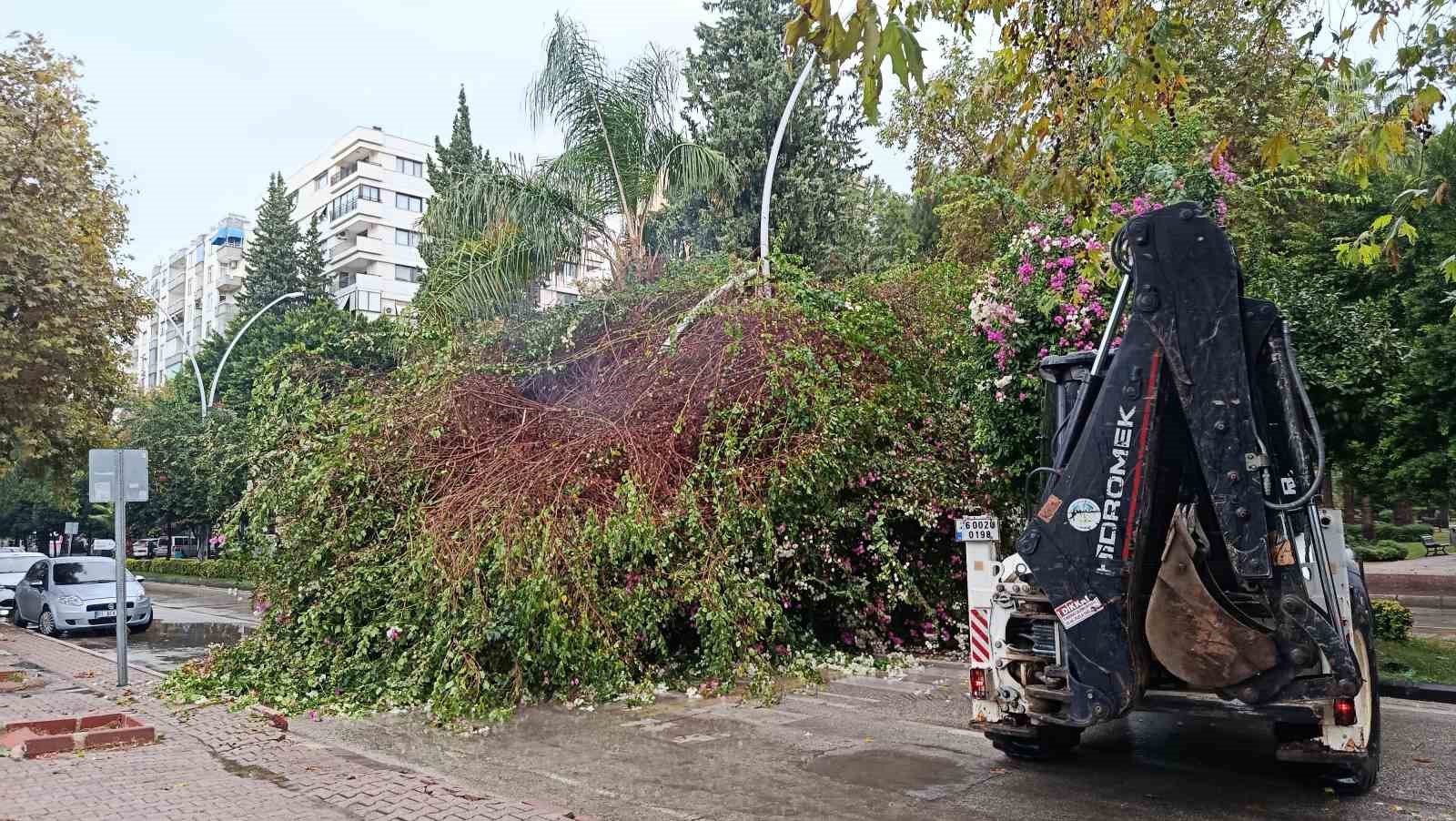 Adana’da sağanak yağış hayatı olumsuz etkiledi: Alt geçit su altında kaldı, ağaç yola devrildi