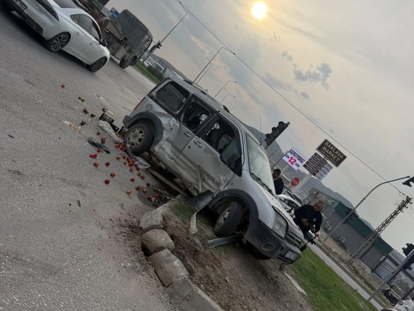 Hatay’da kamyonetle çarpışan hafif ticari araç sürücüsü yaralandı