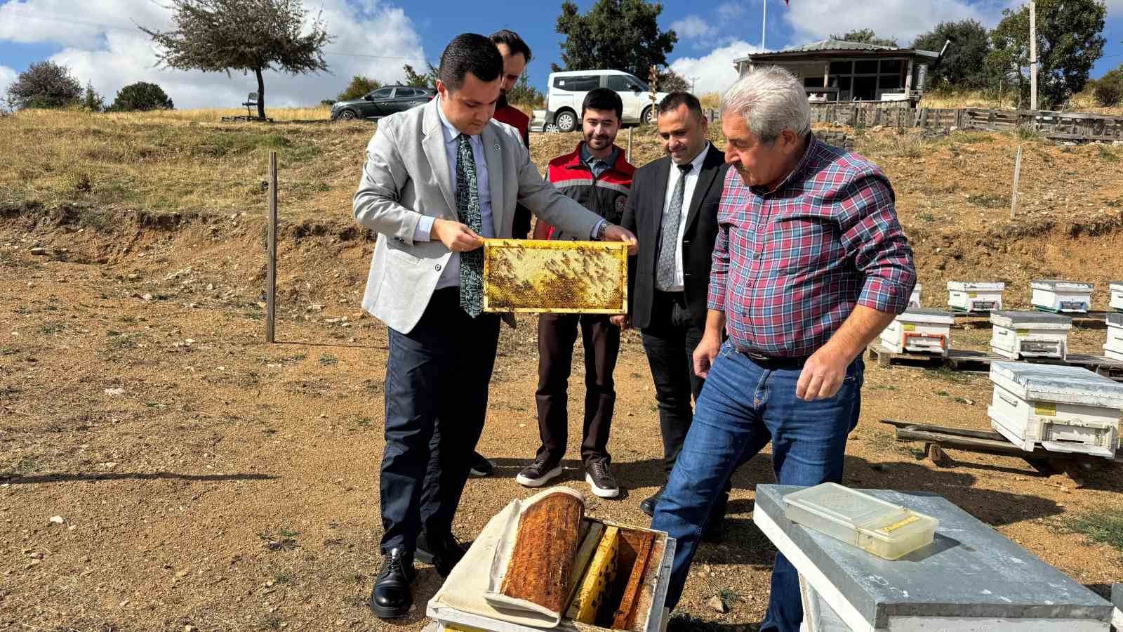 85 yaşında karakovan balı üretiyor