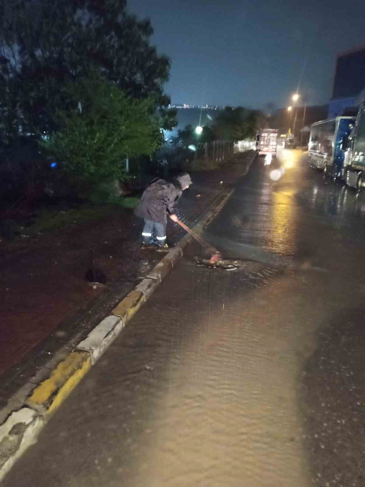 Dilovası’nda sağanak mesaisi