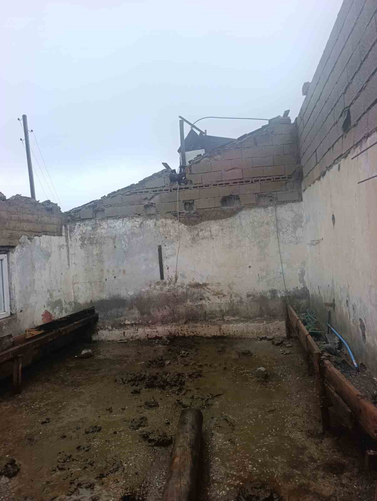 Hortum Tekman’da çatıları uçurdu